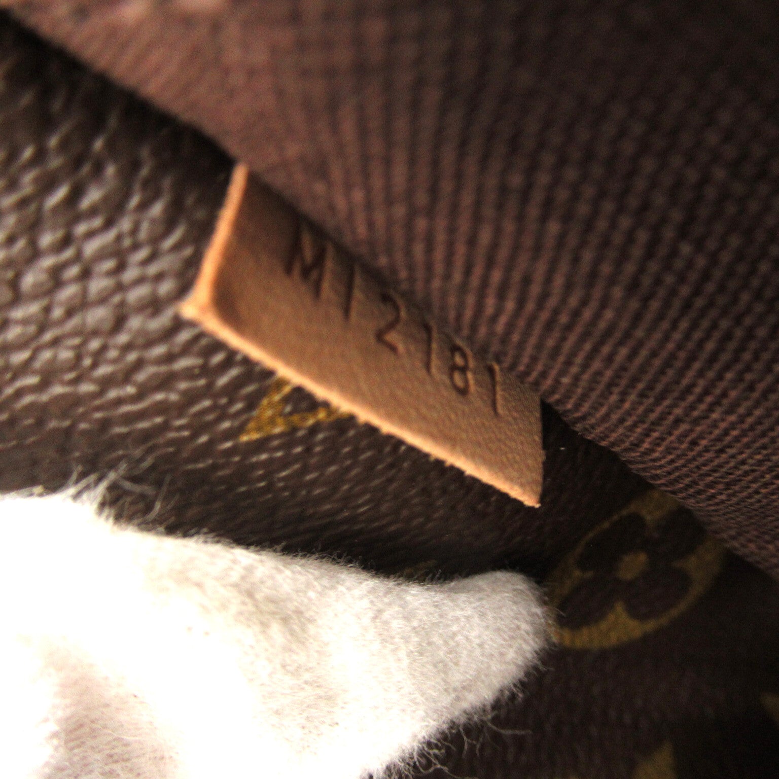 LOUIS VUITTON Monogram Menilmontant MM Shoulder Bag金扣肩背袋啡色