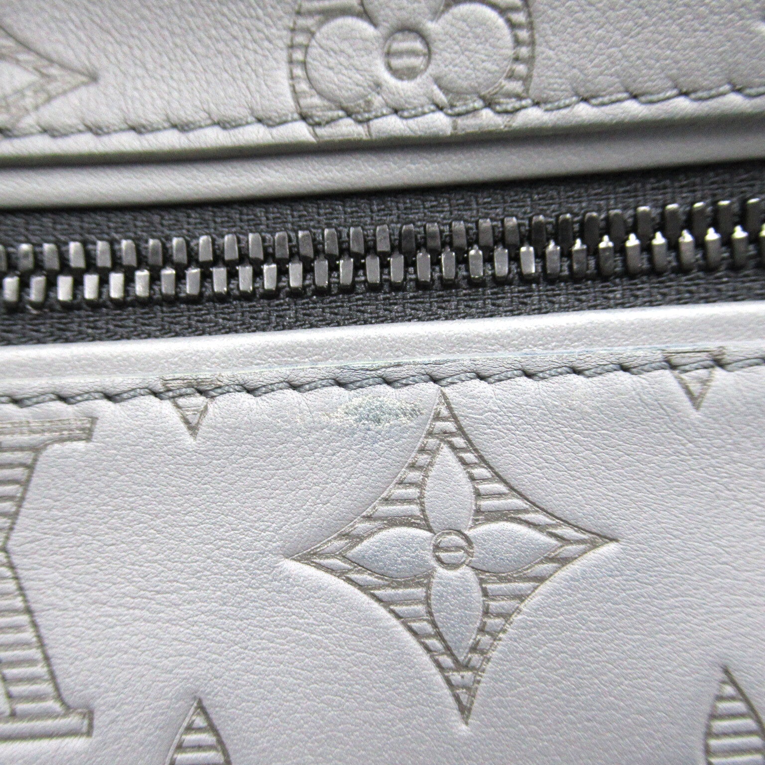 LOUIS VUITTON Monogram Shadow Discovery Bum PM腰包灰色