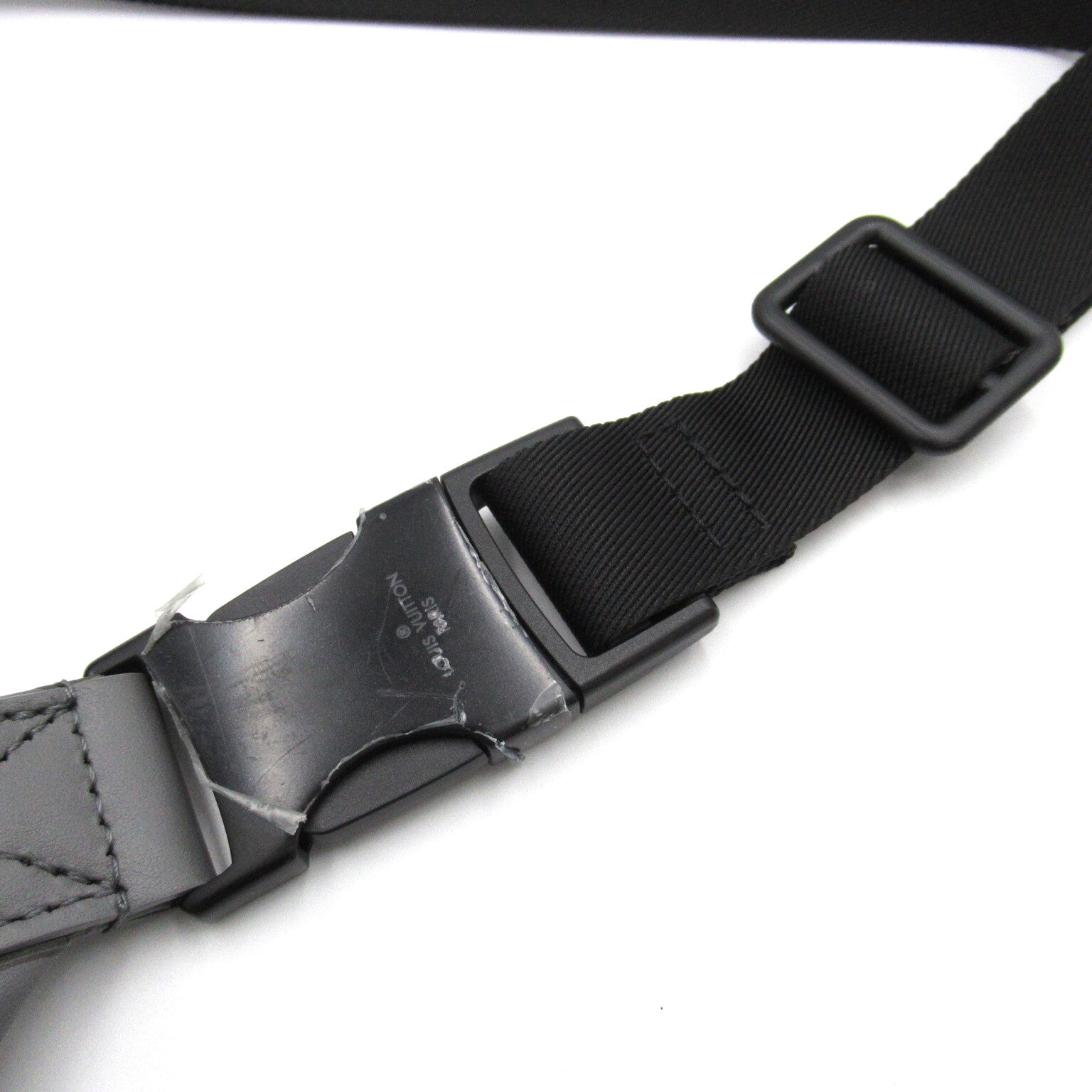 LOUIS VUITTON Monogram Shadow Discovery Bum PM腰包灰色