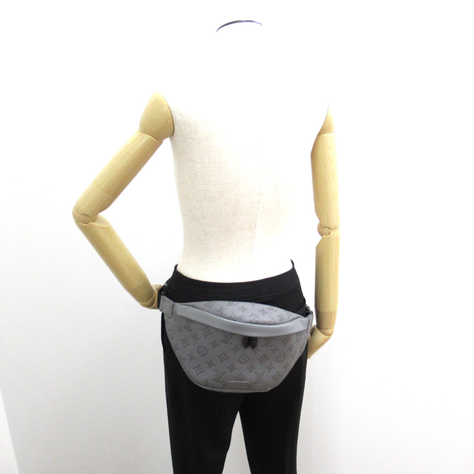 LOUIS VUITTON Monogram Shadow Discovery Bum PM腰包灰色