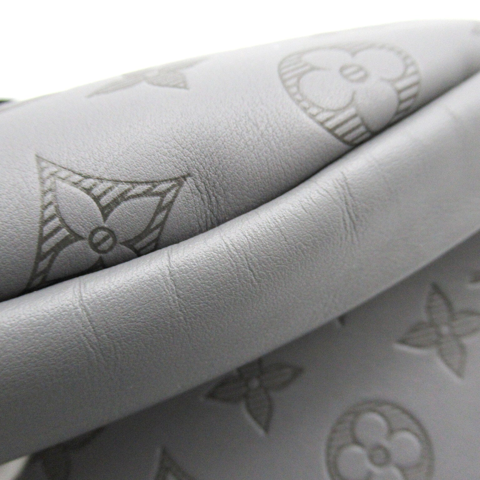 LOUIS VUITTON Monogram Shadow Discovery Bum PM腰包灰色