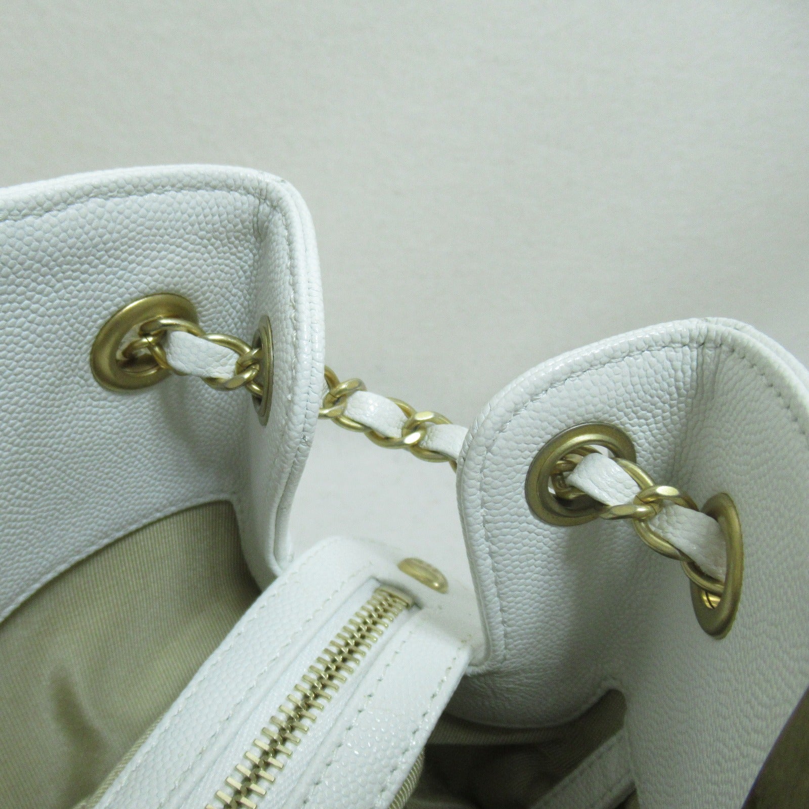 CHANEL **【激減優惠】牛皮皮革Chain Shoulder金扣肩背袋白色