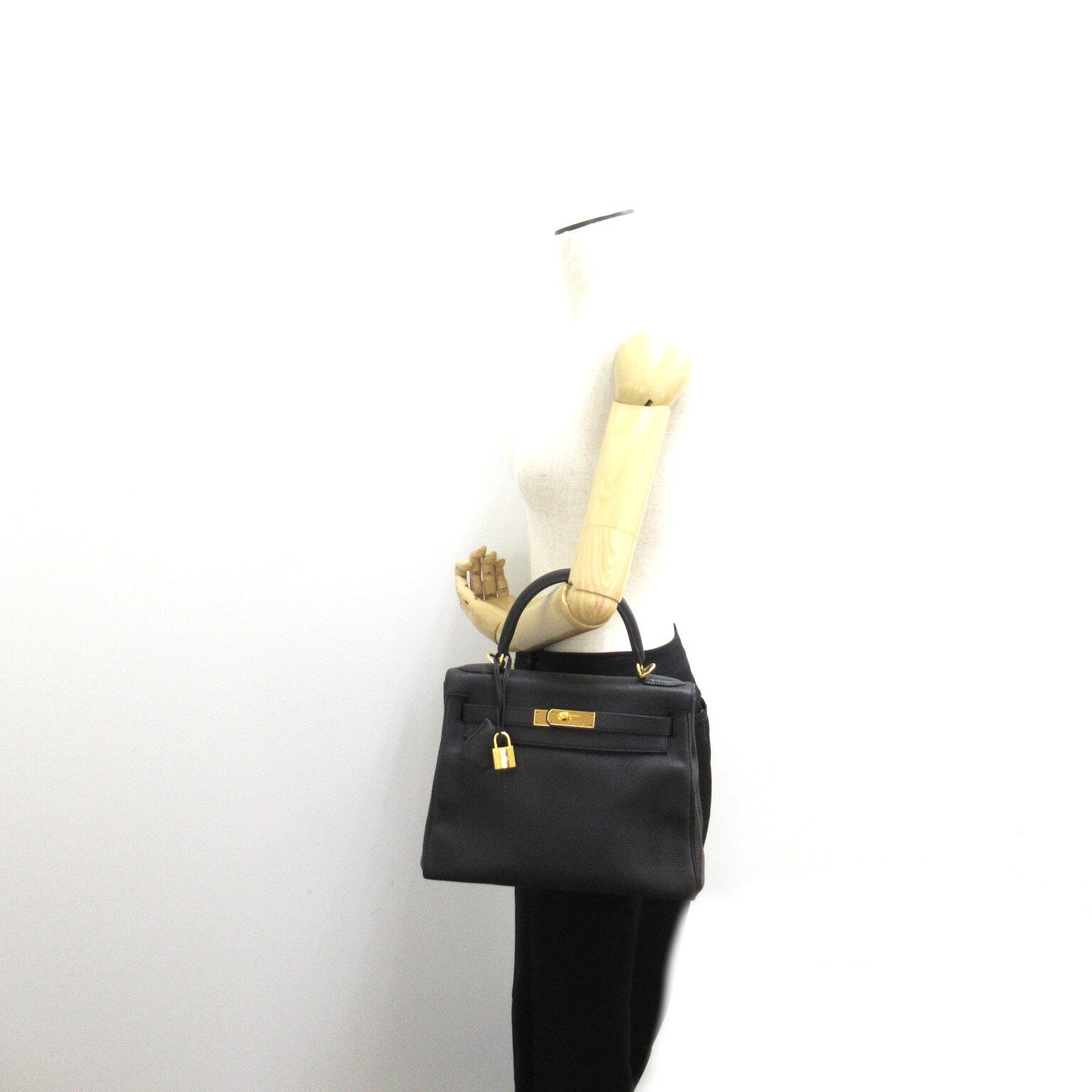 HERMES Togo皮革Kelly 28金扣手挽肩背兩用袋Noir/黑色