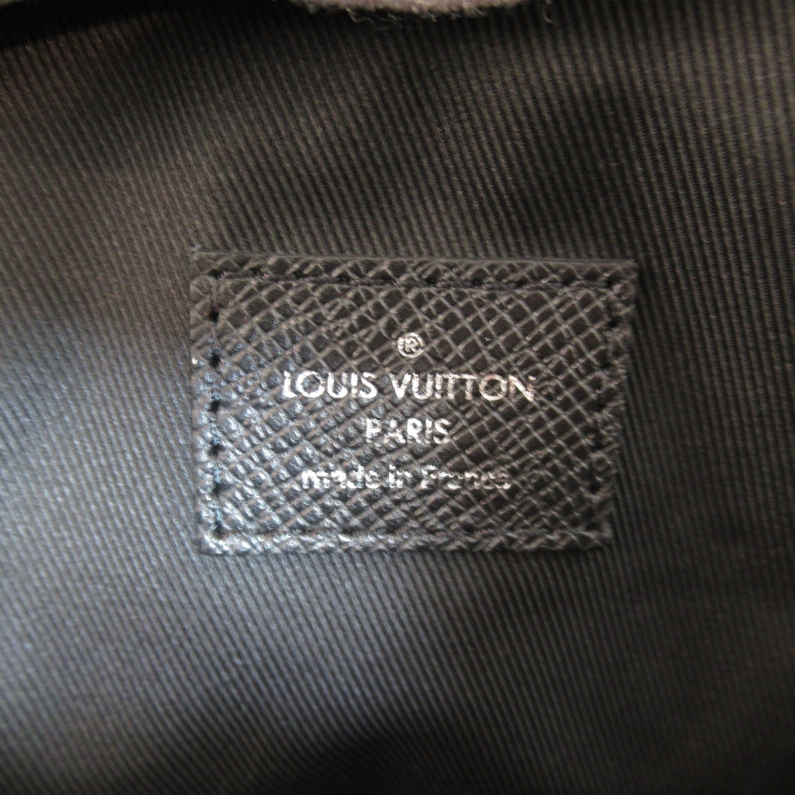 LOUIS VUITTON 【激減優惠】Taiga Vertical Tote銀扣手挽肩背兩用袋黑色