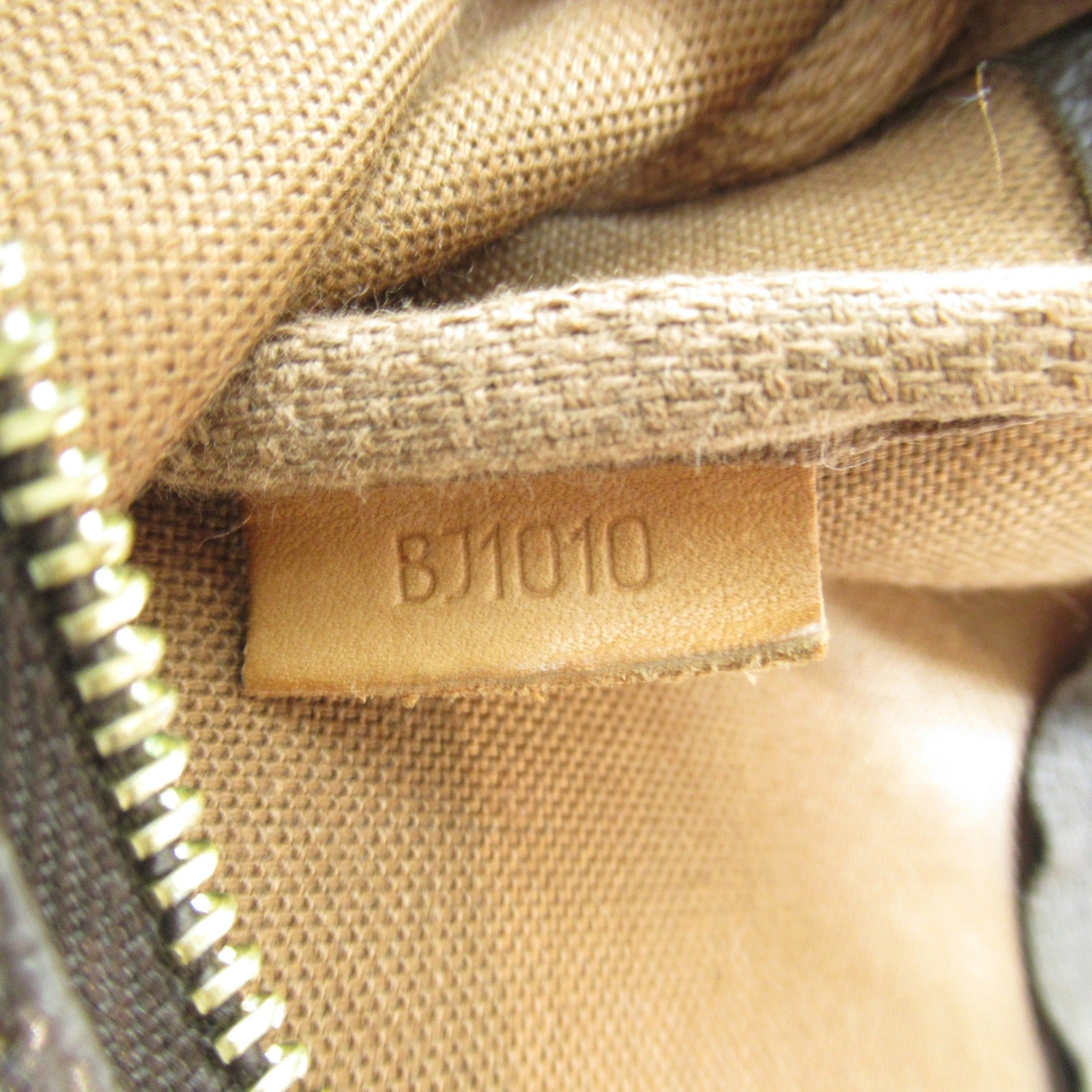 LOUIS VUITTON Monogram Pochette Accessories金扣手挽袋啡色