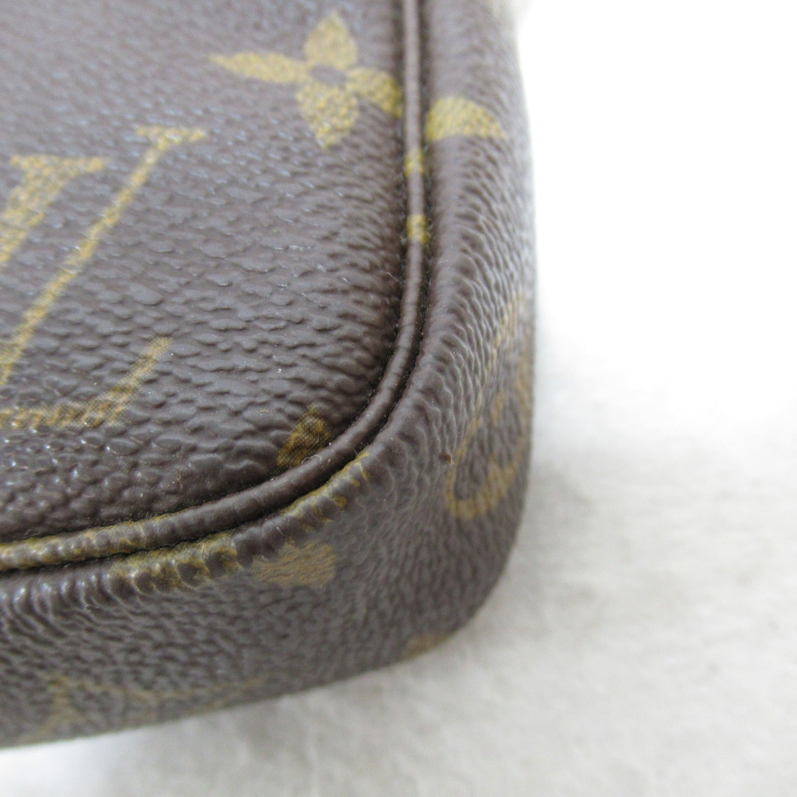 LOUIS VUITTON Monogram Pochette Accessories金扣手挽袋啡色