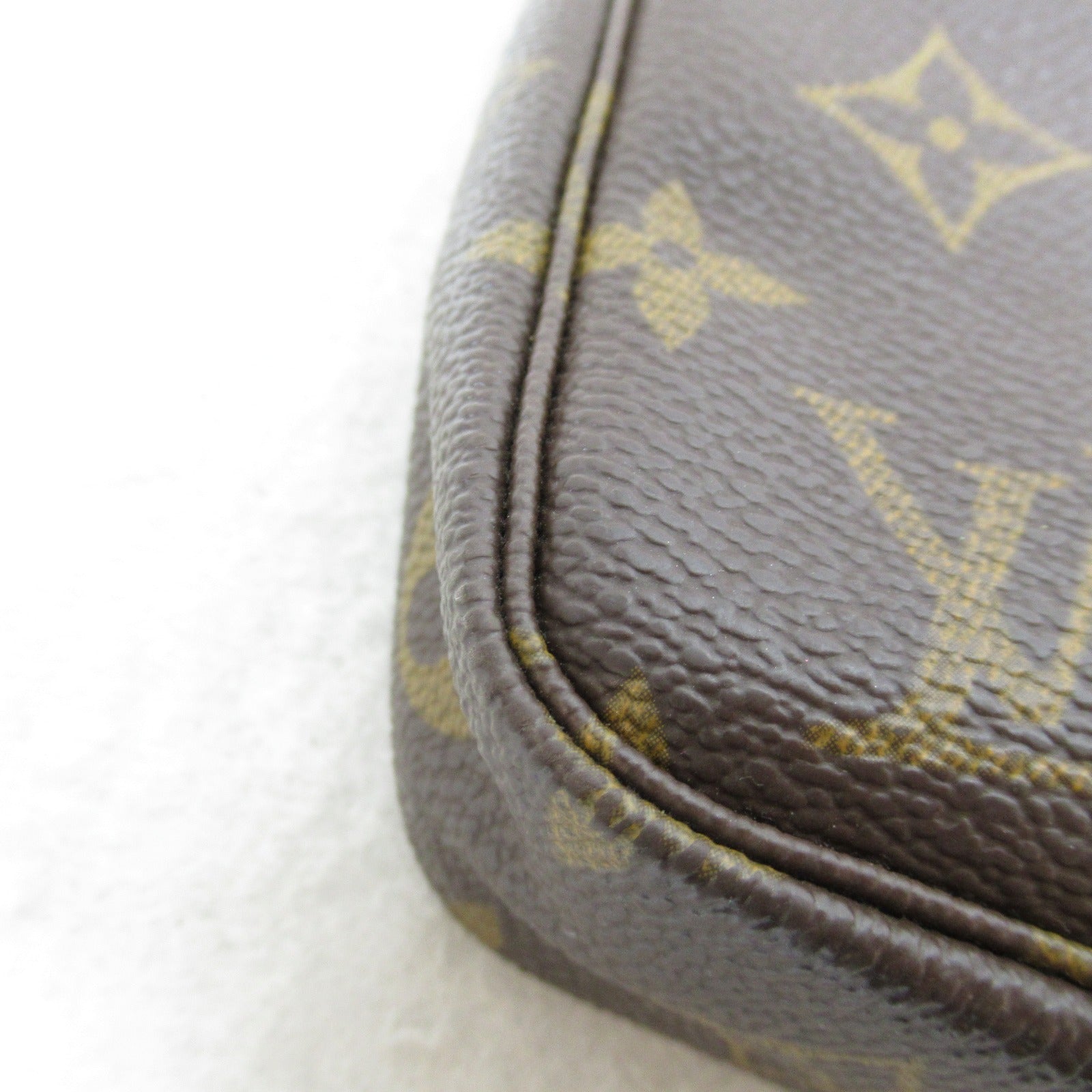 LOUIS VUITTON Monogram Pochette Accessories金扣手挽袋啡色