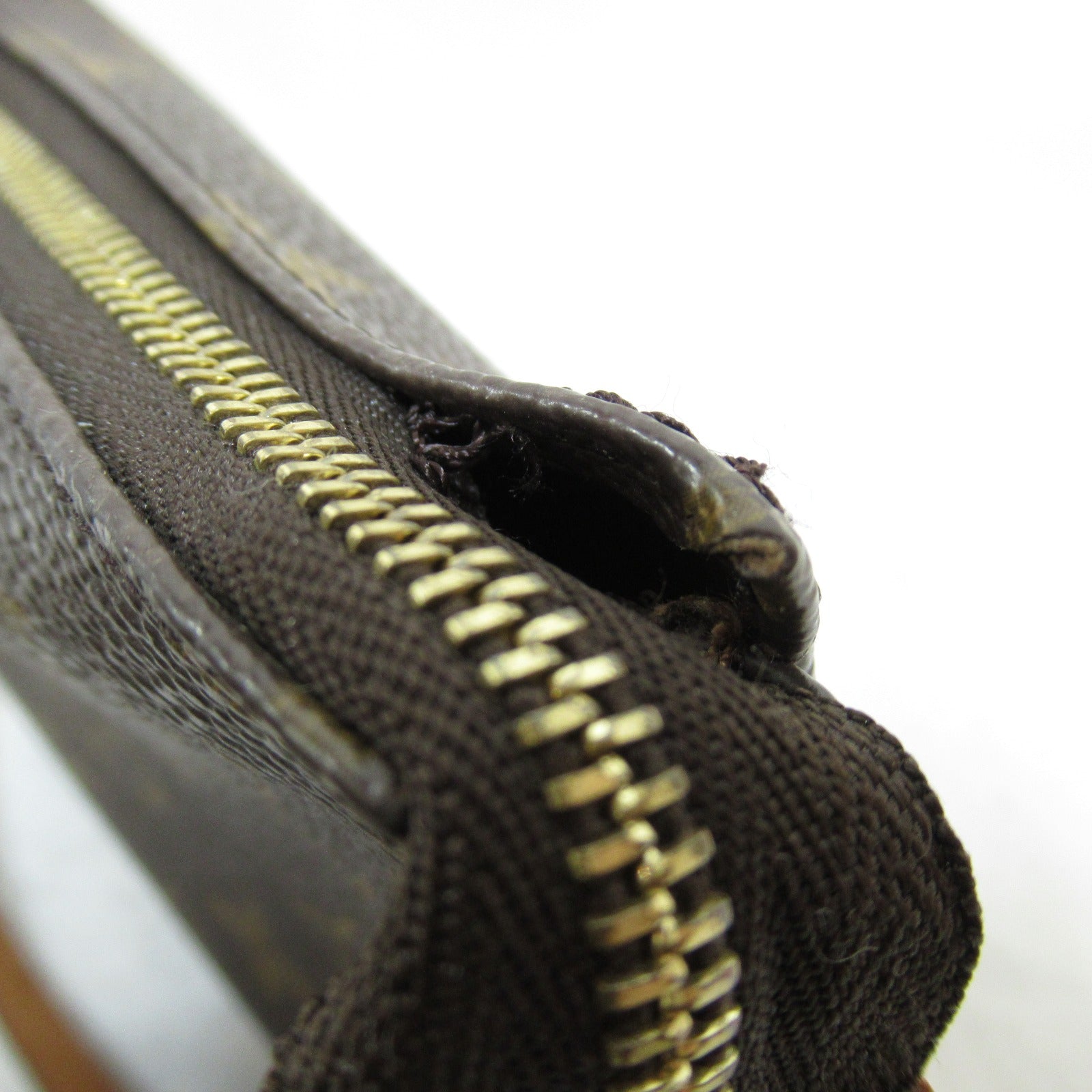 LOUIS VUITTON Monogram Pochette Accessories金扣手挽袋啡色