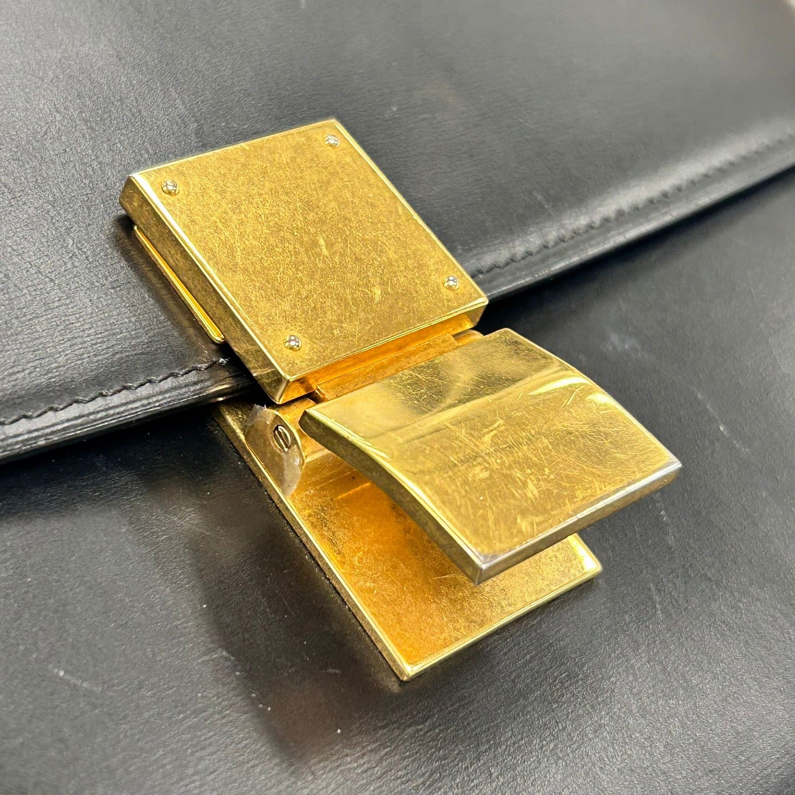 CELINE 牛皮皮革Medium Classic Box金扣肩背袋黑色