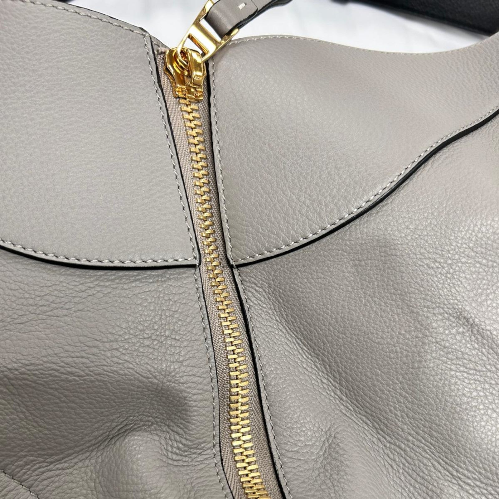 LOEWE 【清倉大減價】牛皮皮革Hammock金扣手挽肩背兩用袋黑色/灰色