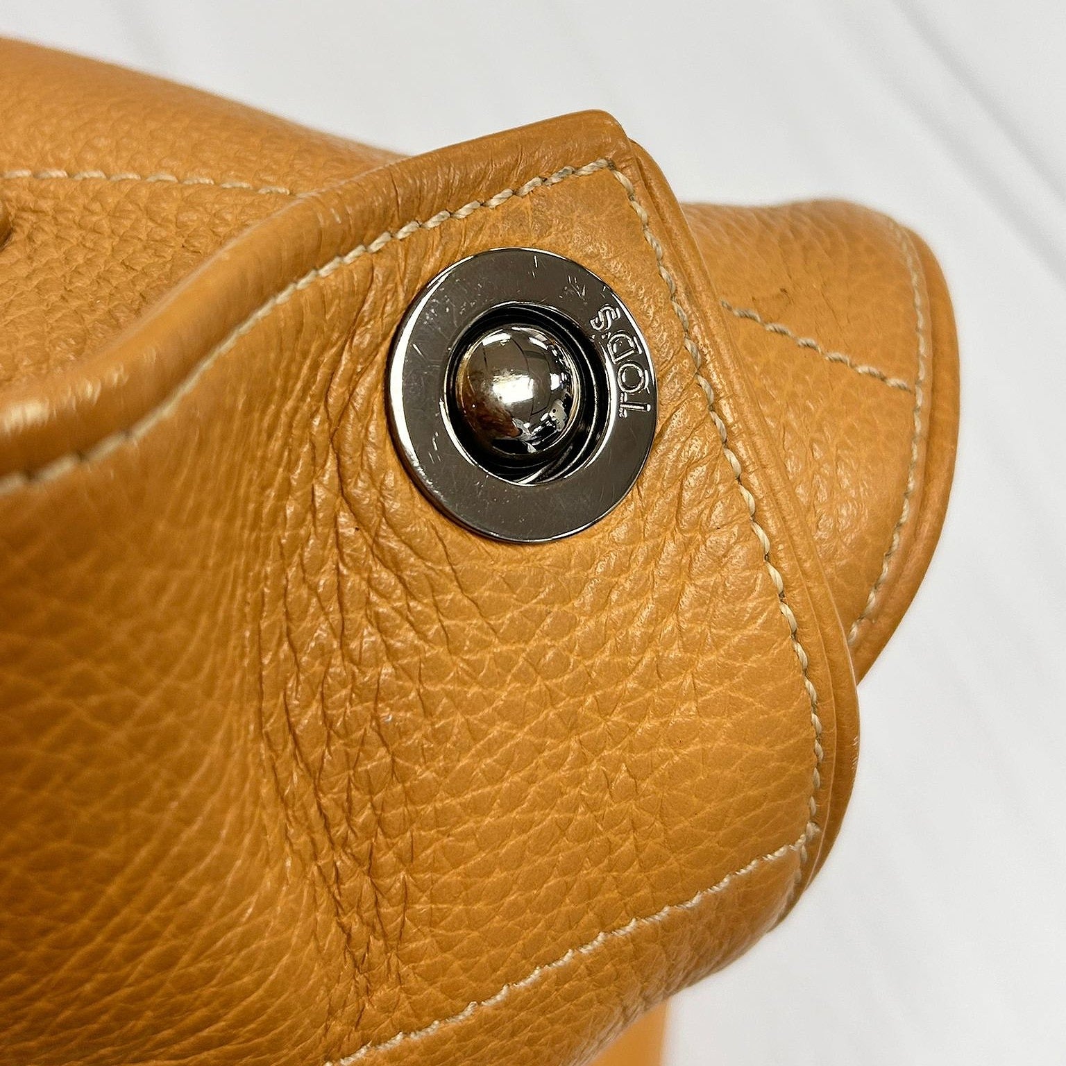 TOD'S 【激減優惠】牛皮皮革Shoulder Bag銀扣肩背袋泥黃色
