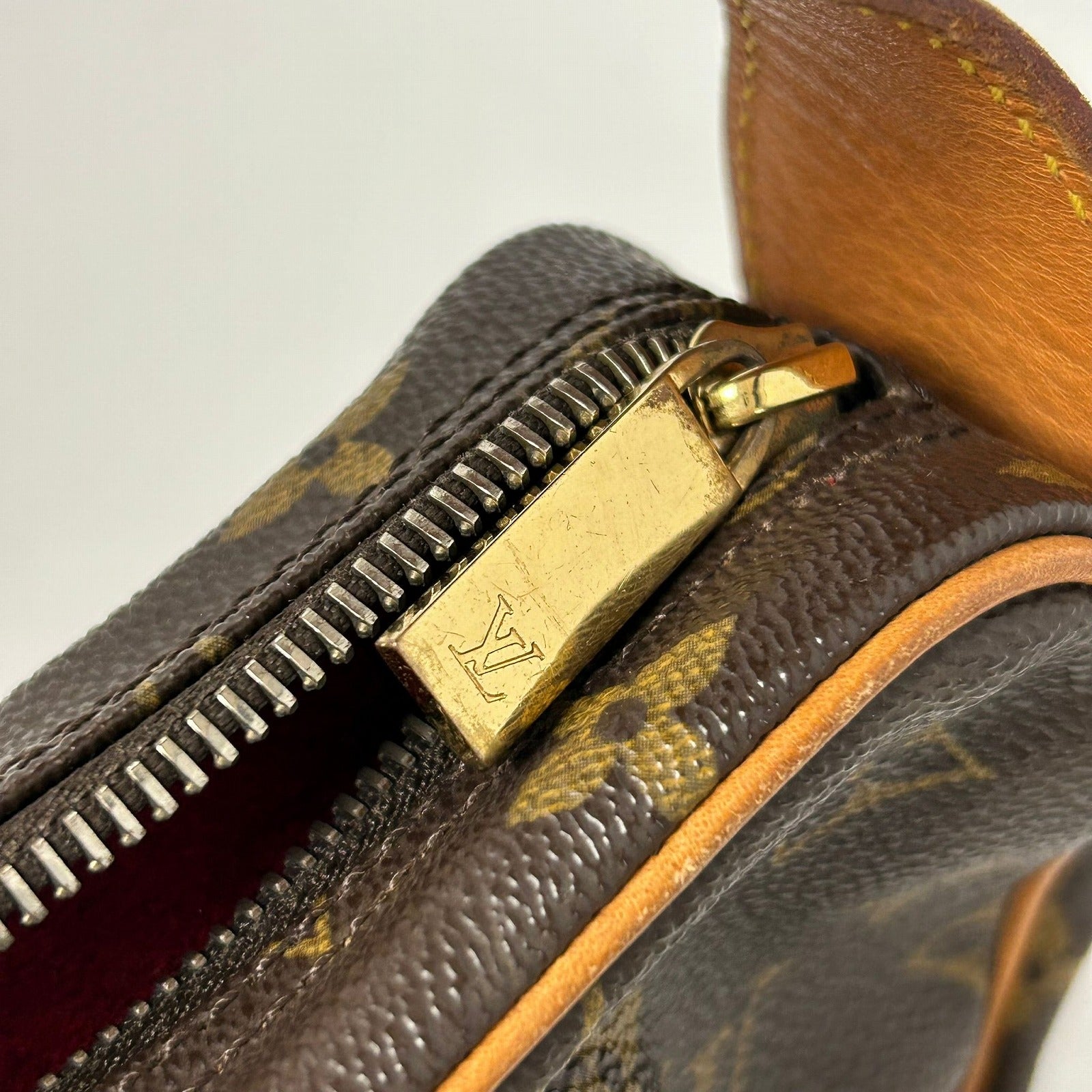LOUIS VUITTON Monogram Pochette Croissant金扣肩背袋啡色