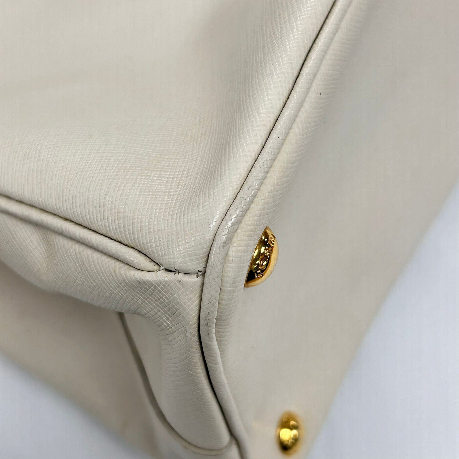 PRADA Saffiano皮革Killer Handbag金扣手挽袋白色