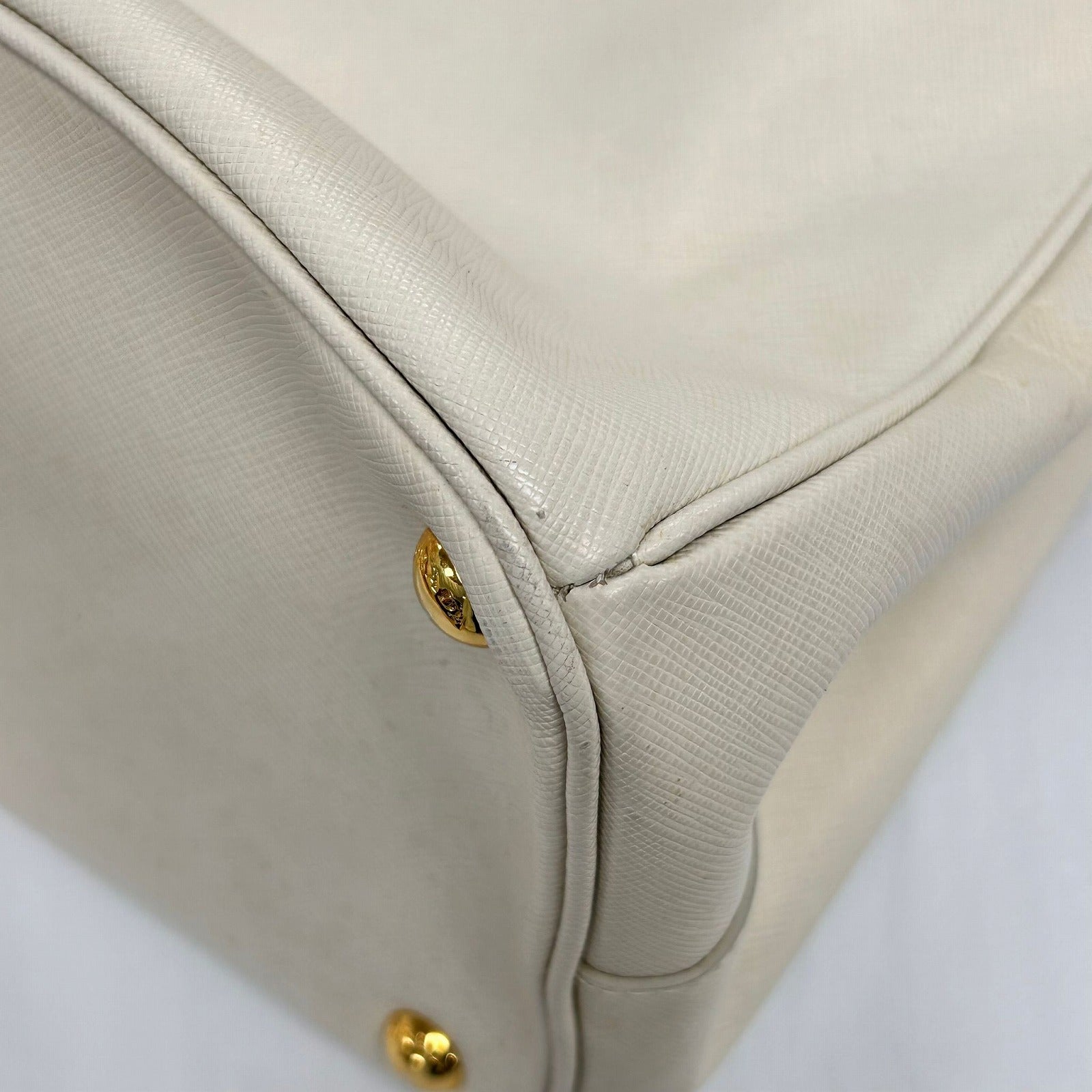 PRADA Saffiano皮革Killer Handbag金扣手挽袋白色