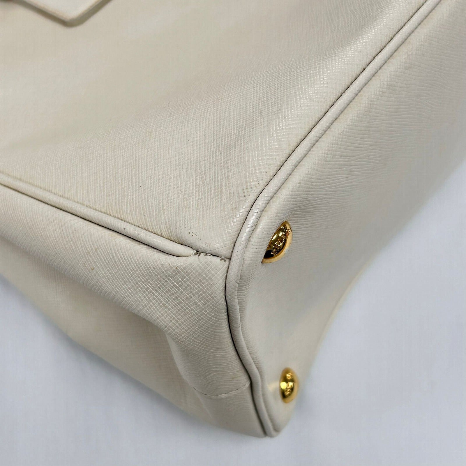 PRADA Saffiano皮革Killer Handbag金扣手挽袋白色