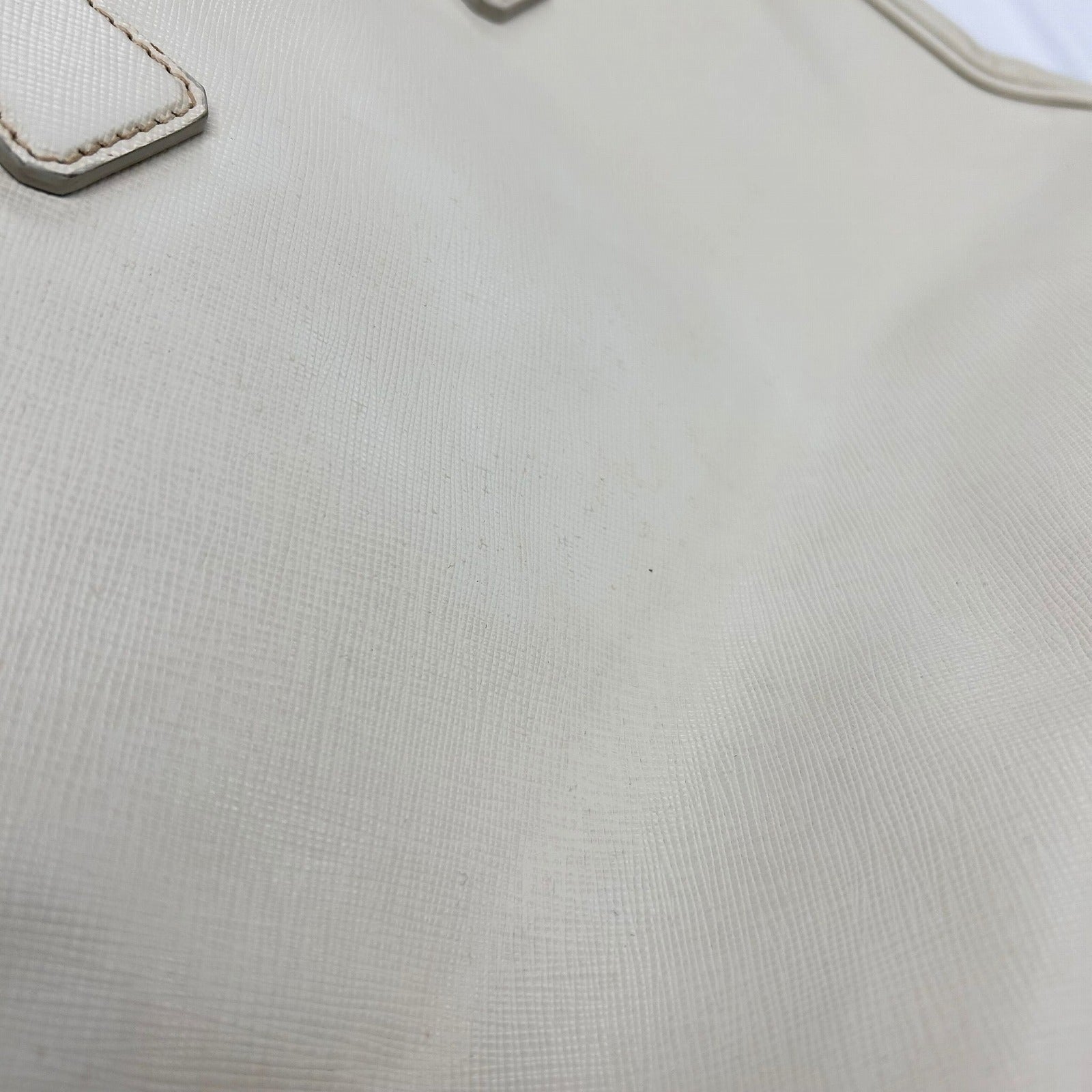 PRADA Saffiano皮革Killer Handbag金扣手挽袋白色