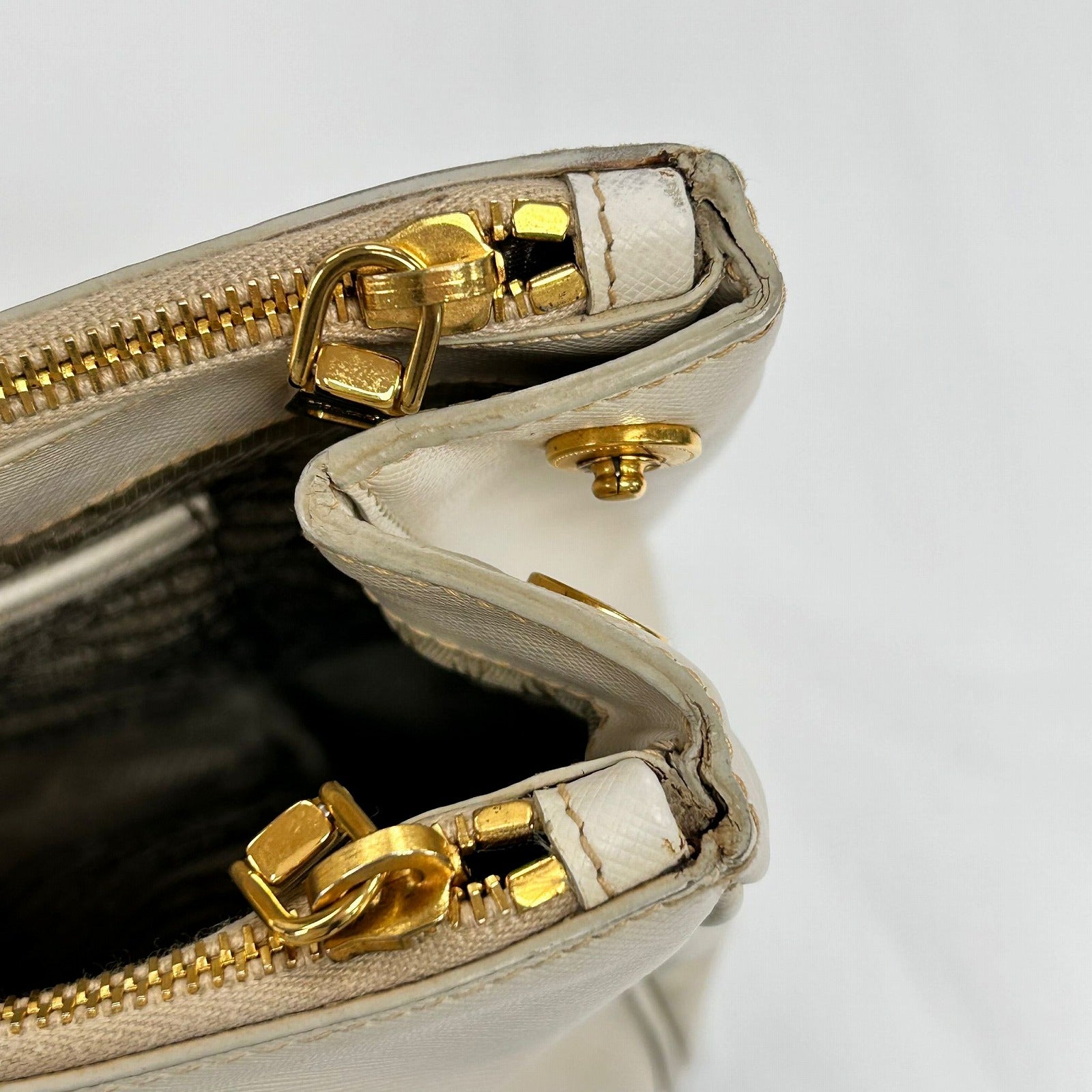 PRADA Saffiano皮革Killer Handbag金扣手挽袋白色
