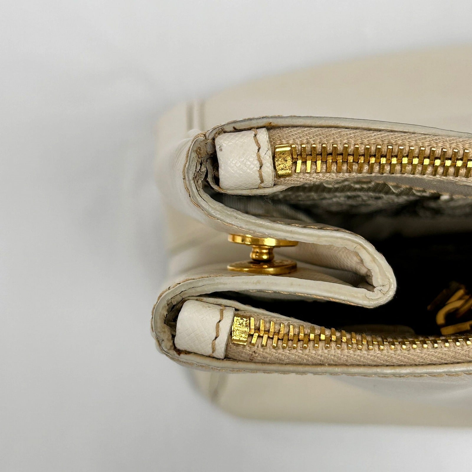 PRADA Saffiano皮革Killer Handbag金扣手挽袋白色