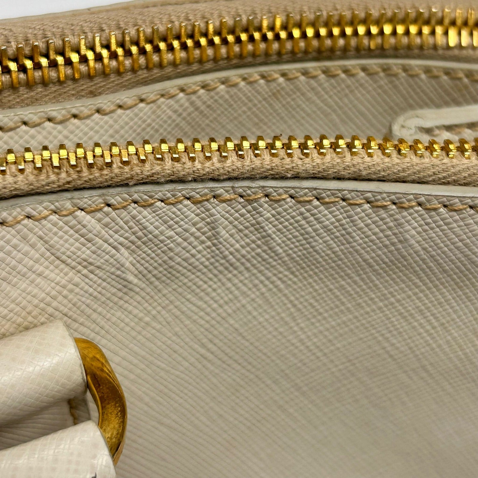 PRADA Saffiano皮革Killer Handbag金扣手挽袋白色