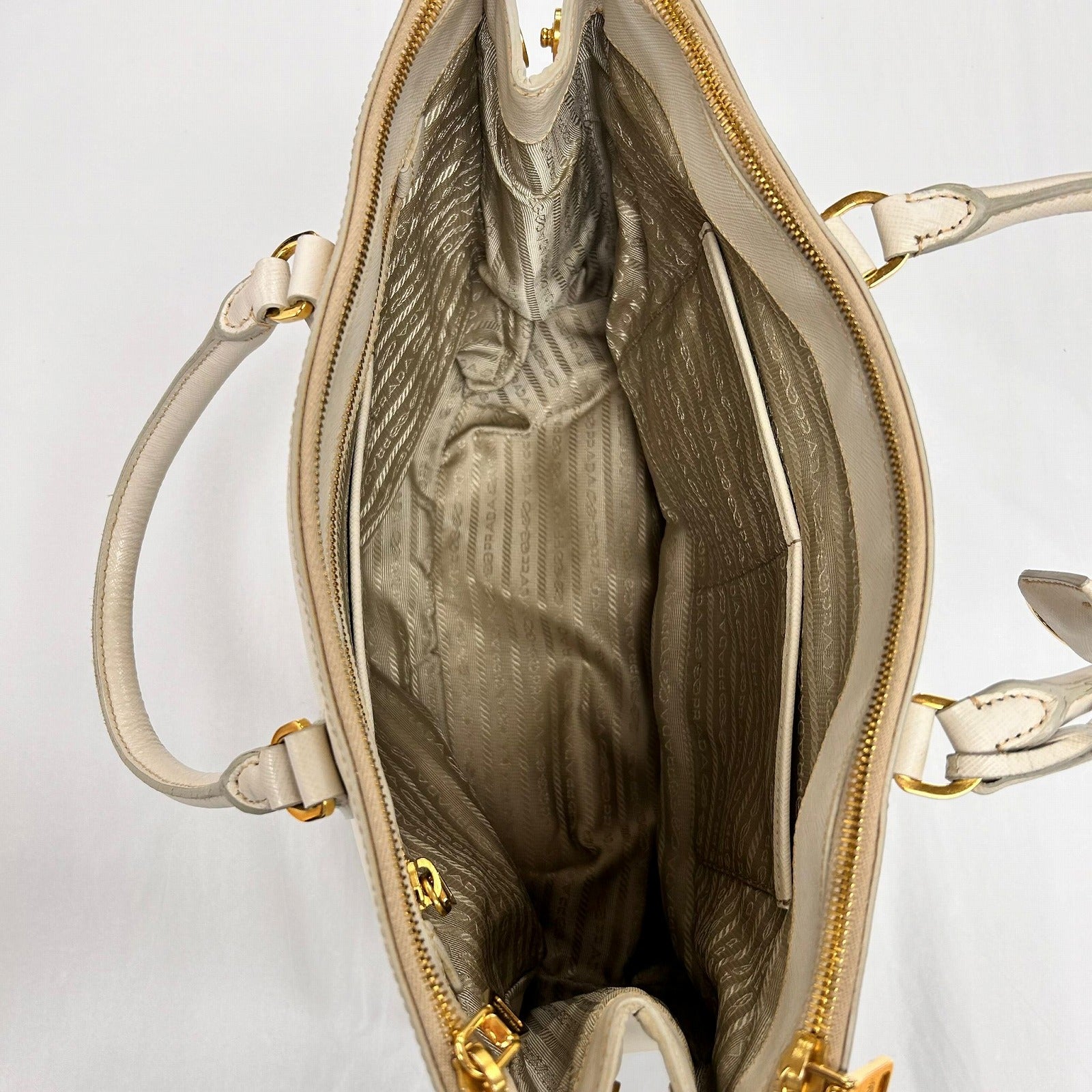 PRADA Saffiano皮革Killer Handbag金扣手挽袋白色