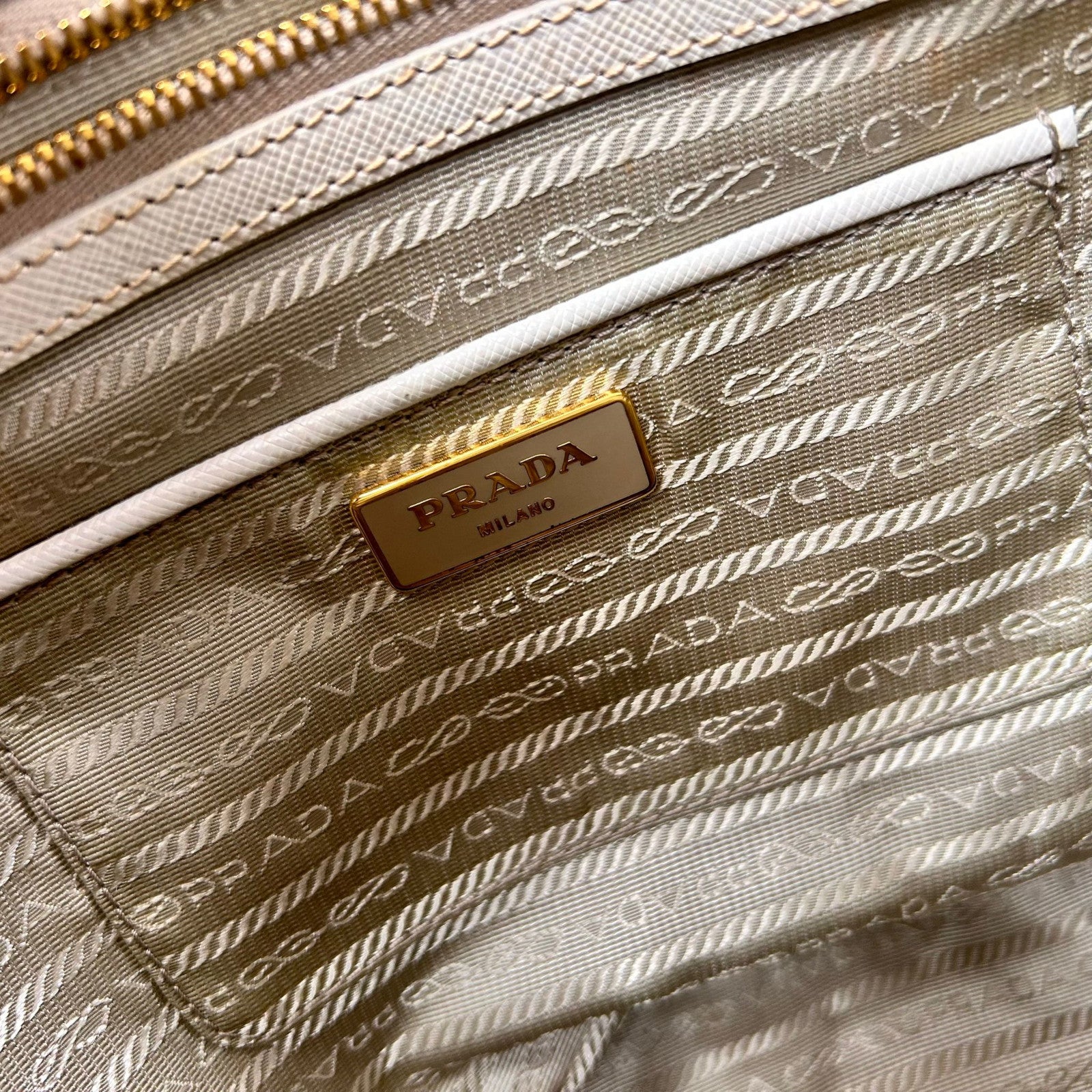 PRADA Saffiano皮革Killer Handbag金扣手挽袋白色
