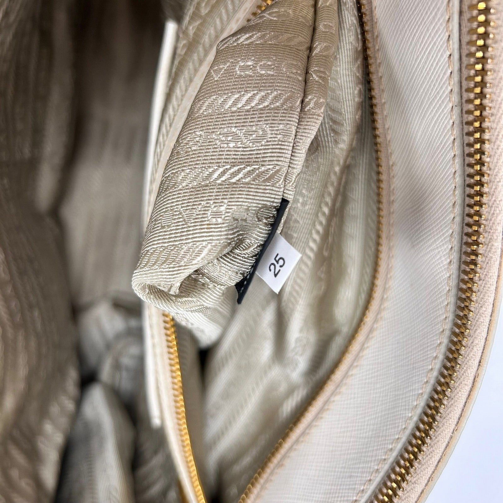 PRADA Saffiano皮革Killer Handbag金扣手挽袋白色