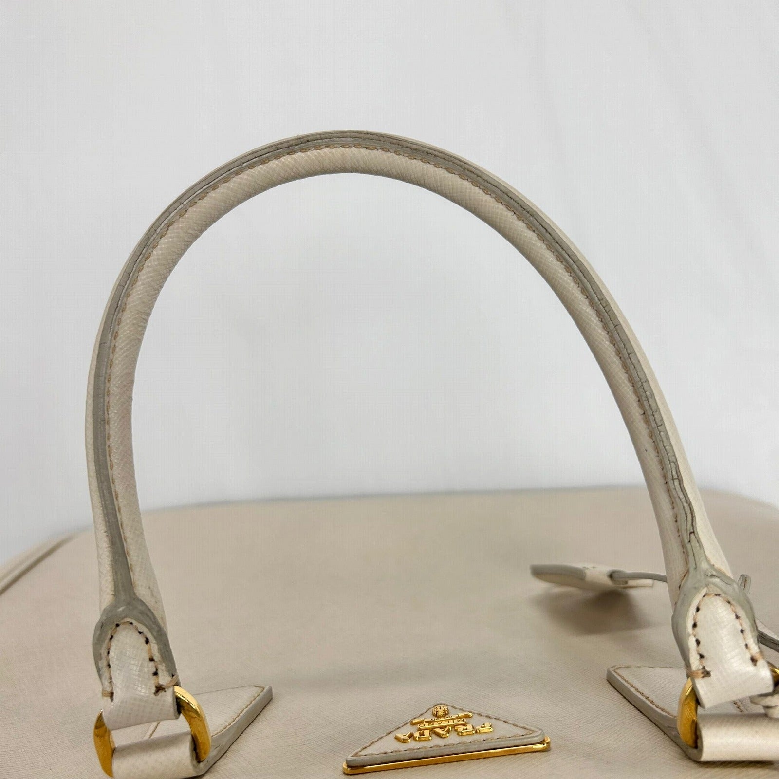 PRADA Saffiano皮革Killer Handbag金扣手挽袋白色