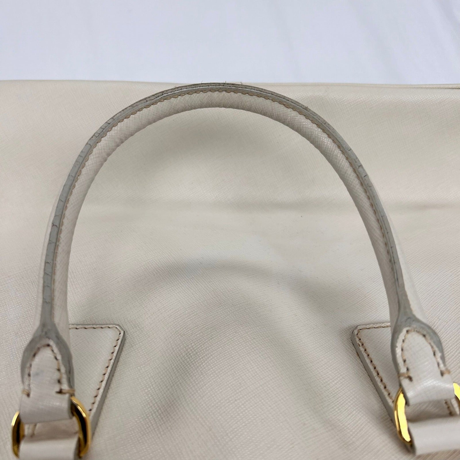 PRADA Saffiano皮革Killer Handbag金扣手挽袋白色