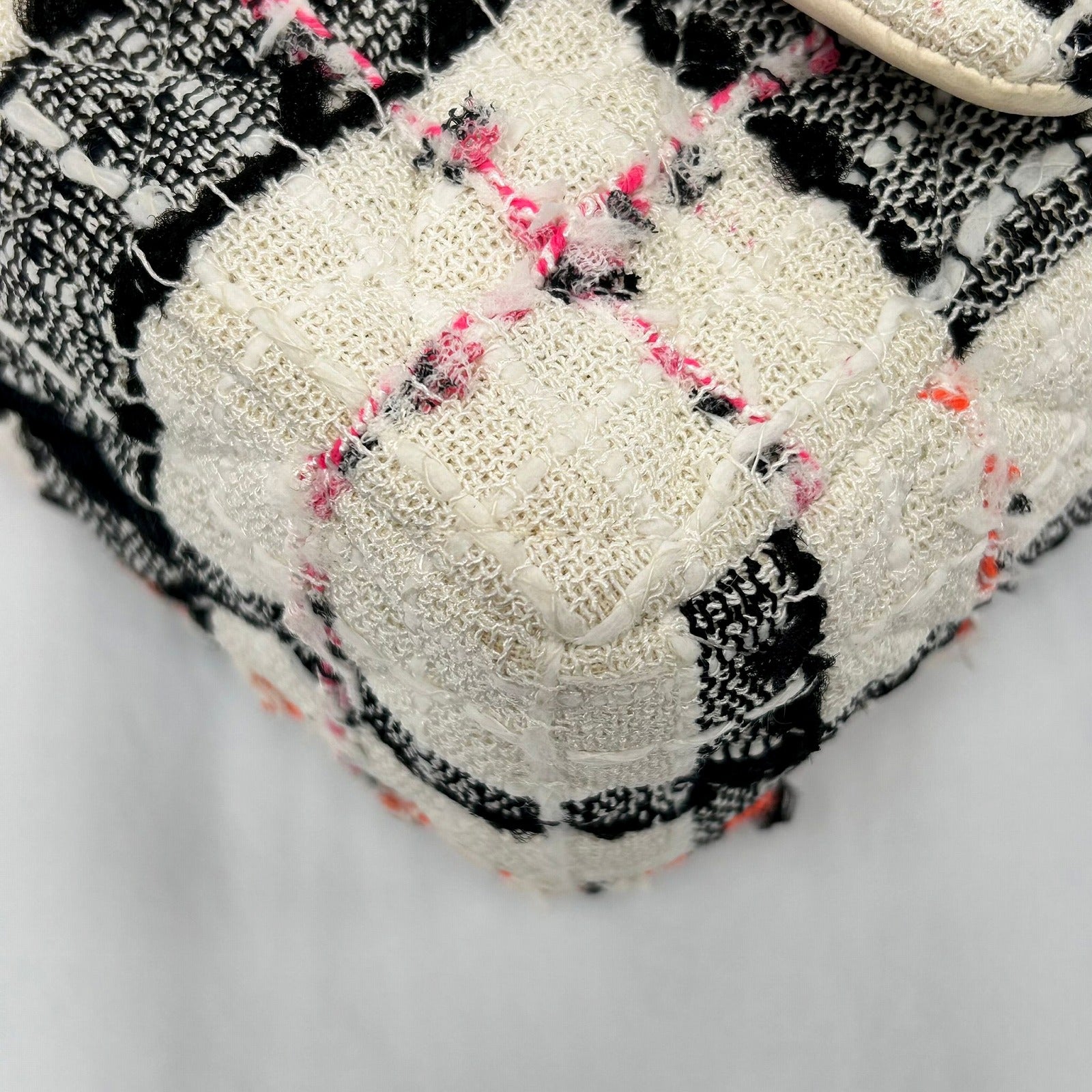 CHANEL 【激減優惠】粗花呢Chain Shoulder Bag銀扣肩背袋白色/黑色
