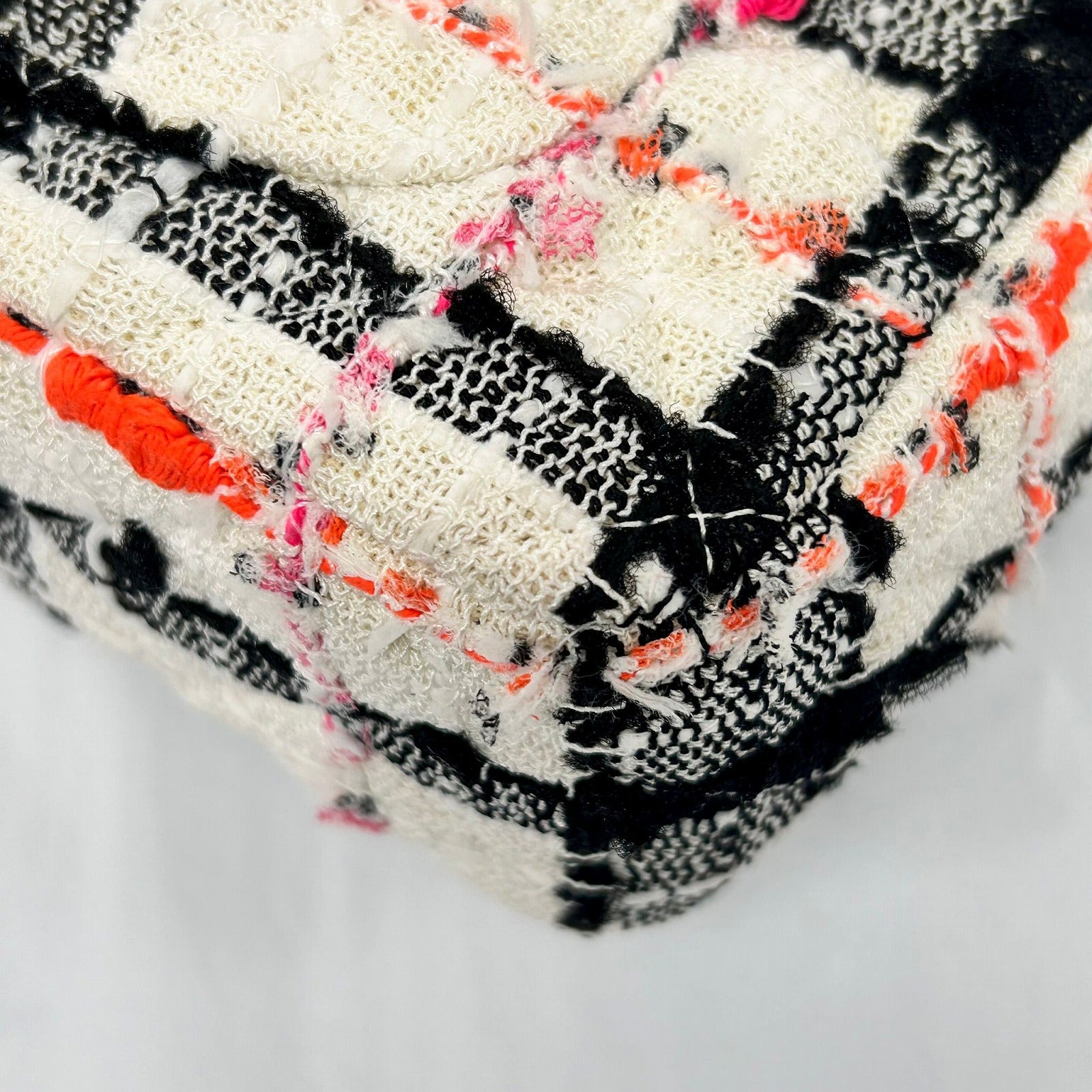 CHANEL 【激減優惠】粗花呢Chain Shoulder Bag銀扣肩背袋白色/黑色