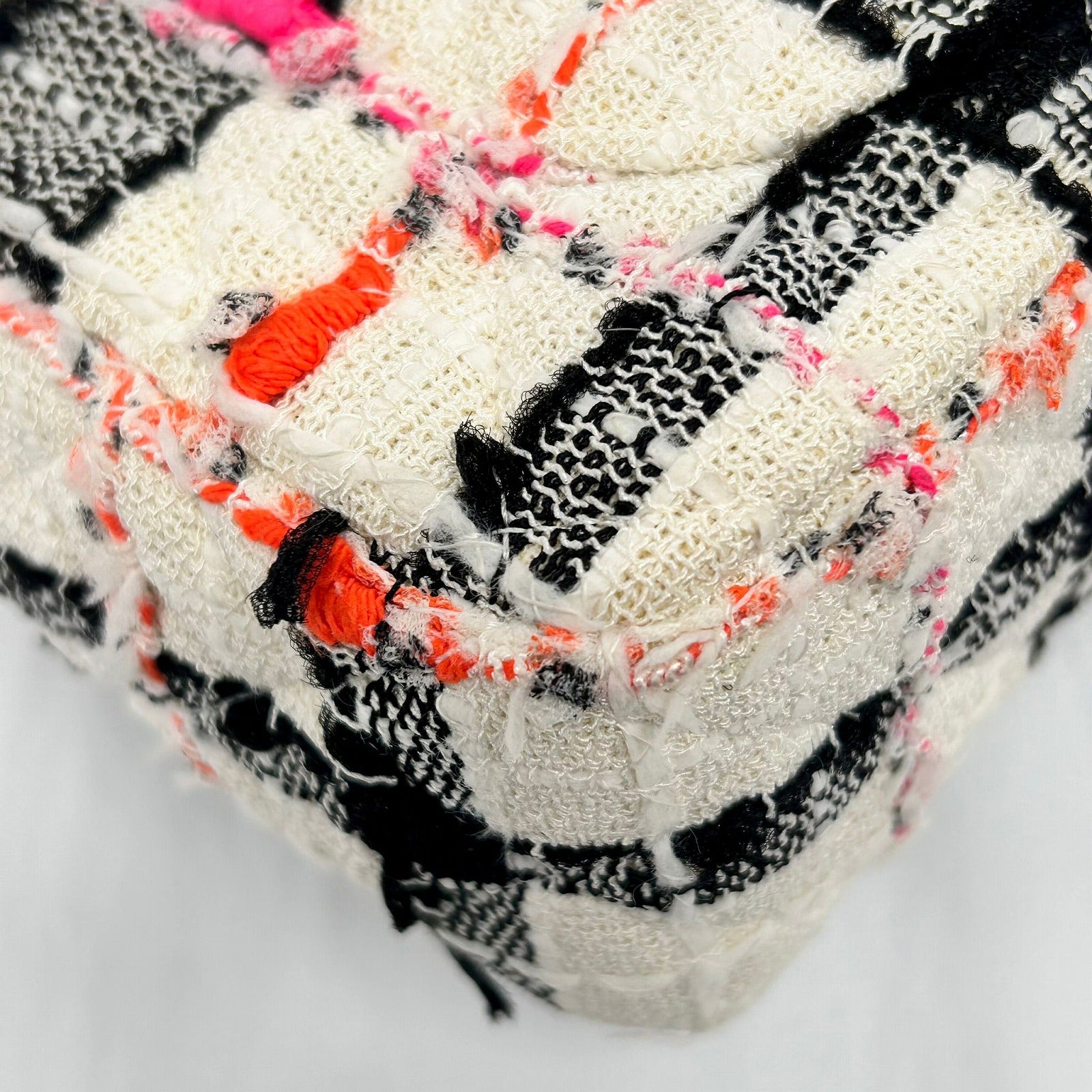 CHANEL 【激減優惠】粗花呢Chain Shoulder Bag銀扣肩背袋白色/黑色