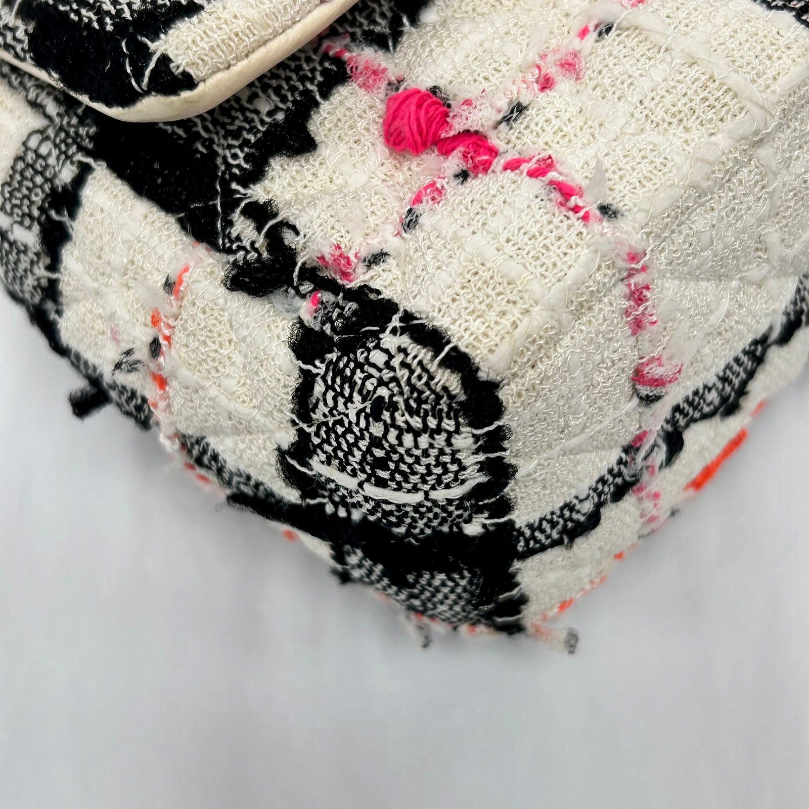 CHANEL 【激減優惠】粗花呢Chain Shoulder Bag銀扣肩背袋白色/黑色