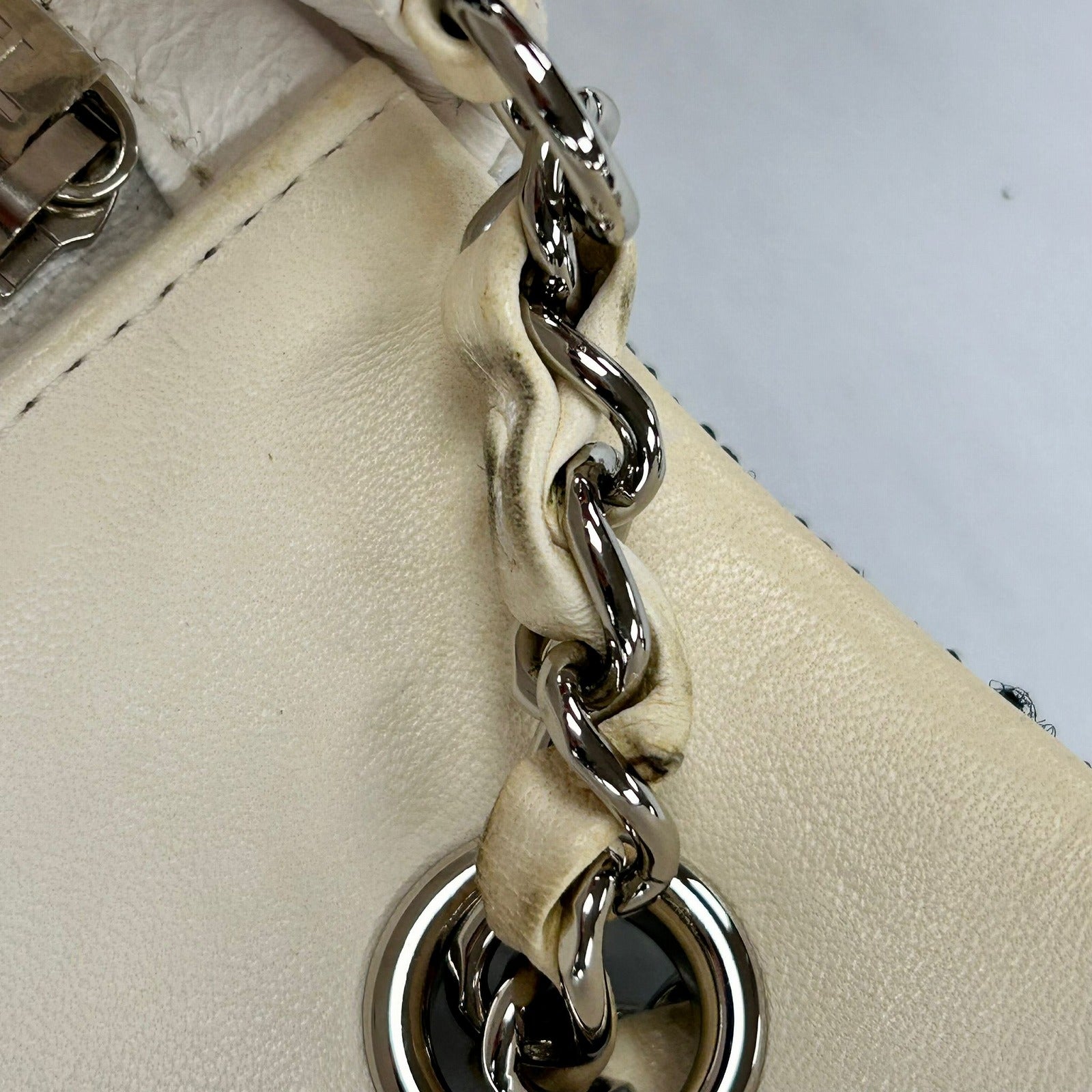 CHANEL 【激減優惠】粗花呢Chain Shoulder Bag銀扣肩背袋白色/黑色