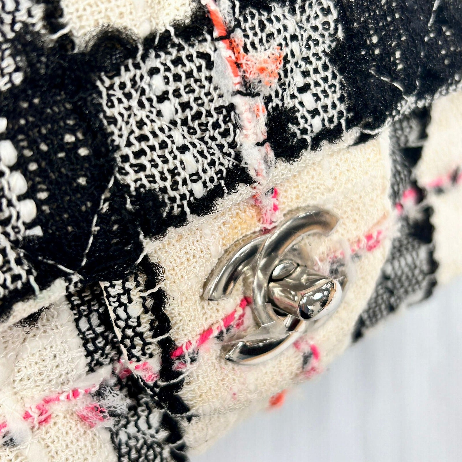 CHANEL 【激減優惠】粗花呢Chain Shoulder Bag銀扣肩背袋白色/黑色