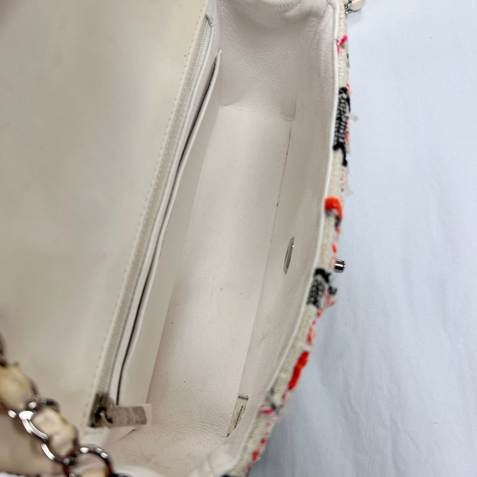 CHANEL 【激減優惠】粗花呢Chain Shoulder Bag銀扣肩背袋白色/黑色