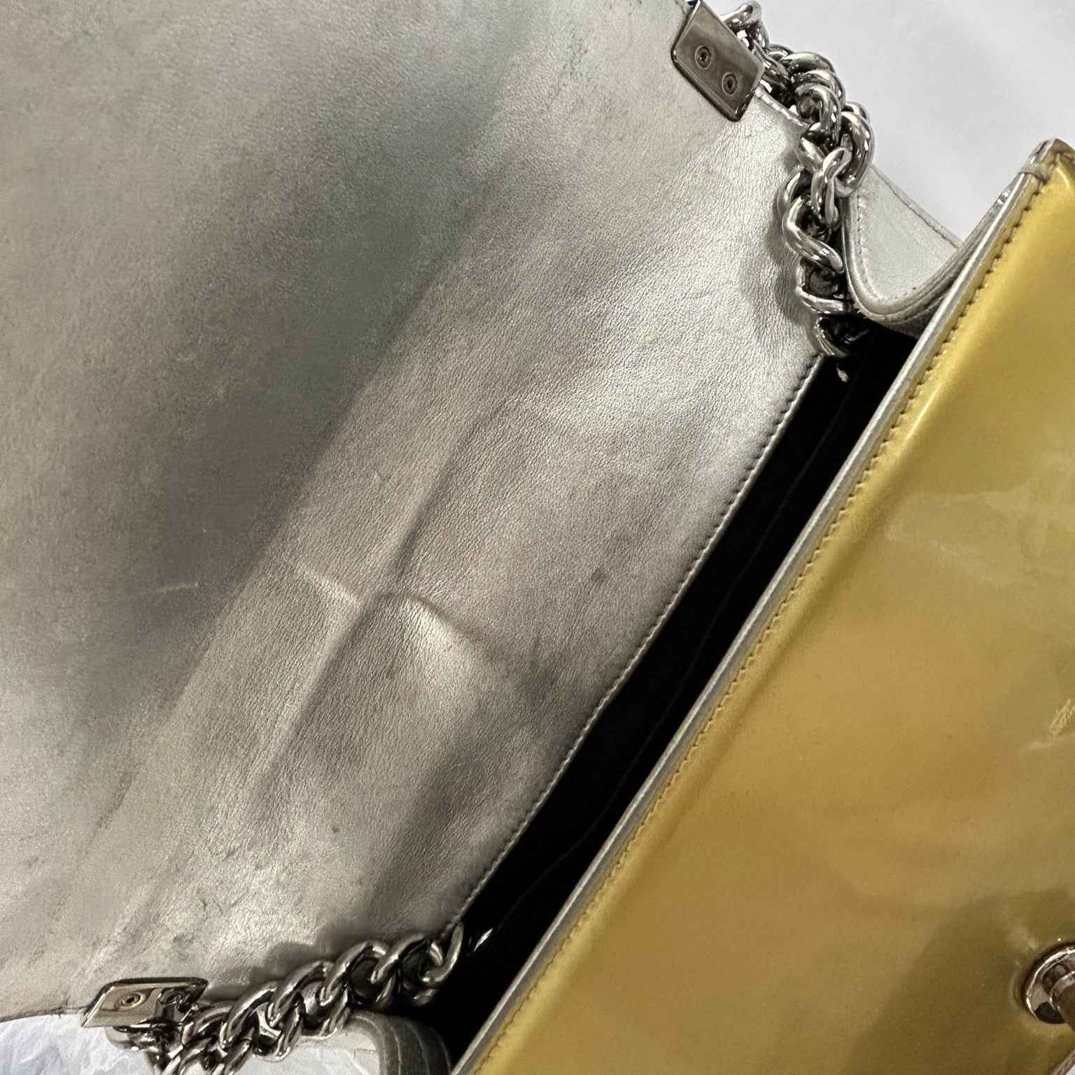 CHANEL 菱格漆皮皮革Boy 25銀扣鏈帶肩背袋金色