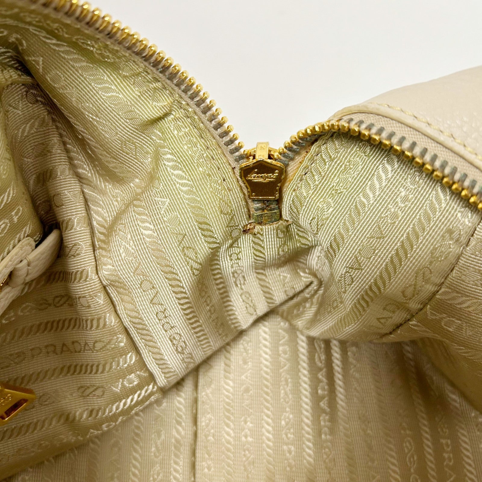 PRADA 牛皮皮革Shoulder Bag金扣鏈帶肩背袋米色