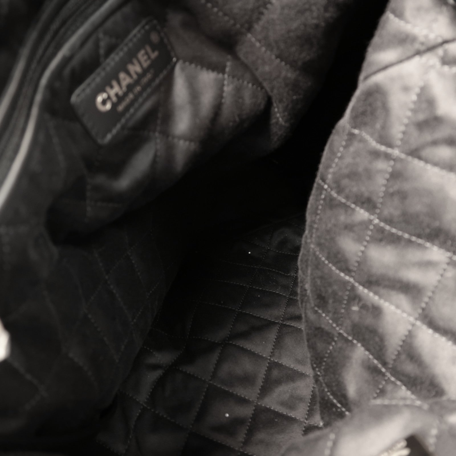 CHANEL 【激減優惠】菱格牛皮皮革C22 Backpack金扣背包黑色