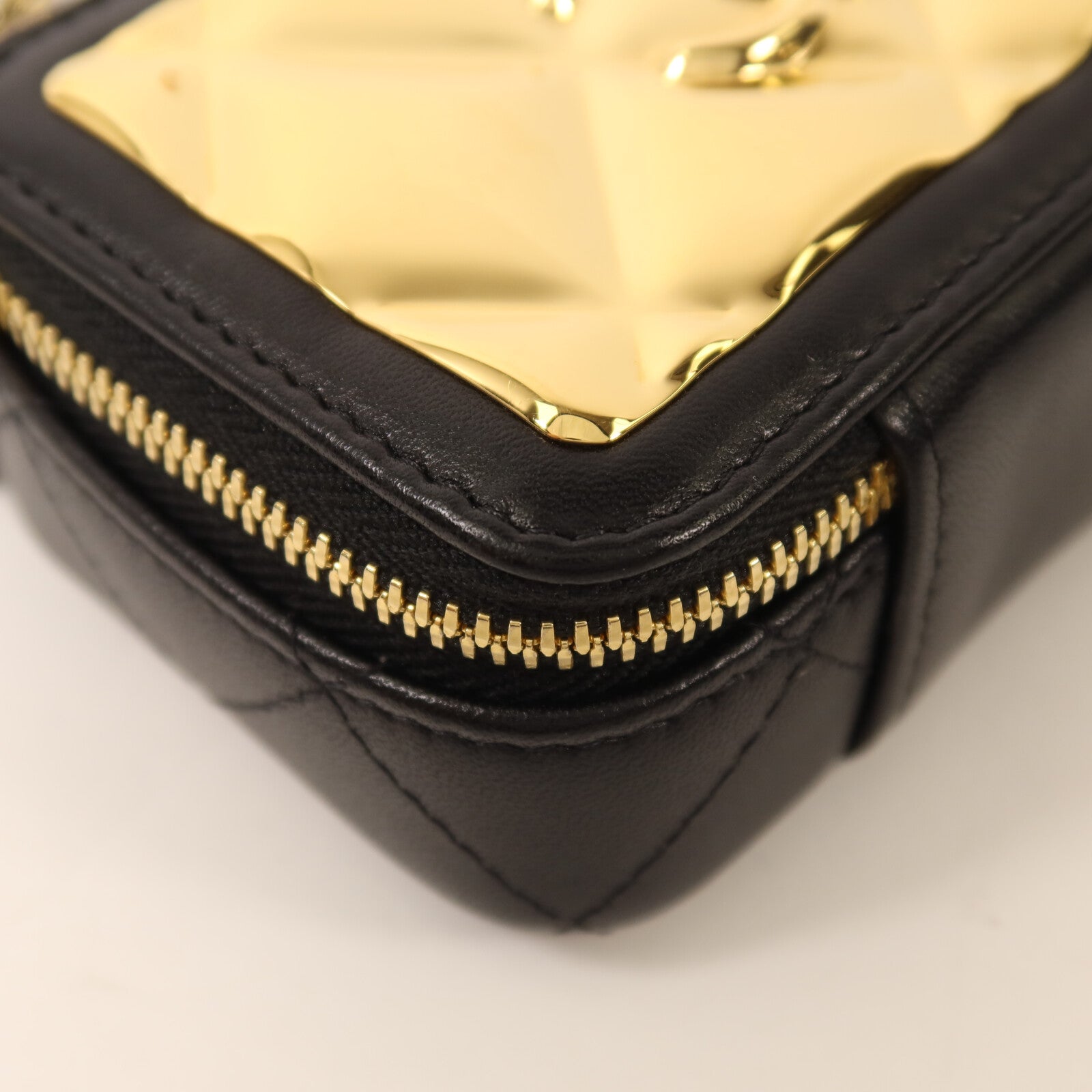 CHANEL 羊皮皮革Mini Vanity Case鏈帶肩背袋
