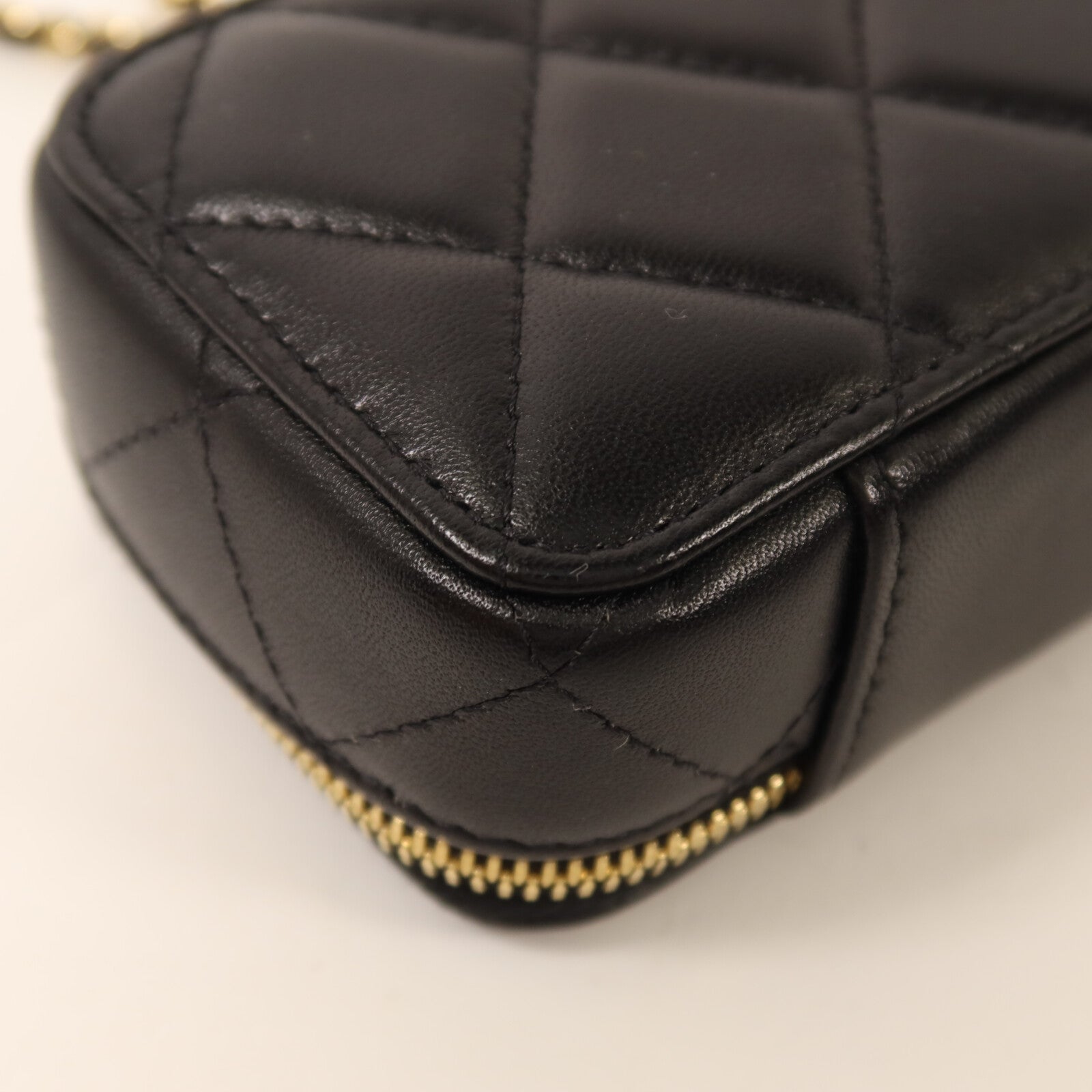 CHANEL 羊皮皮革Mini Vanity Case鏈帶肩背袋