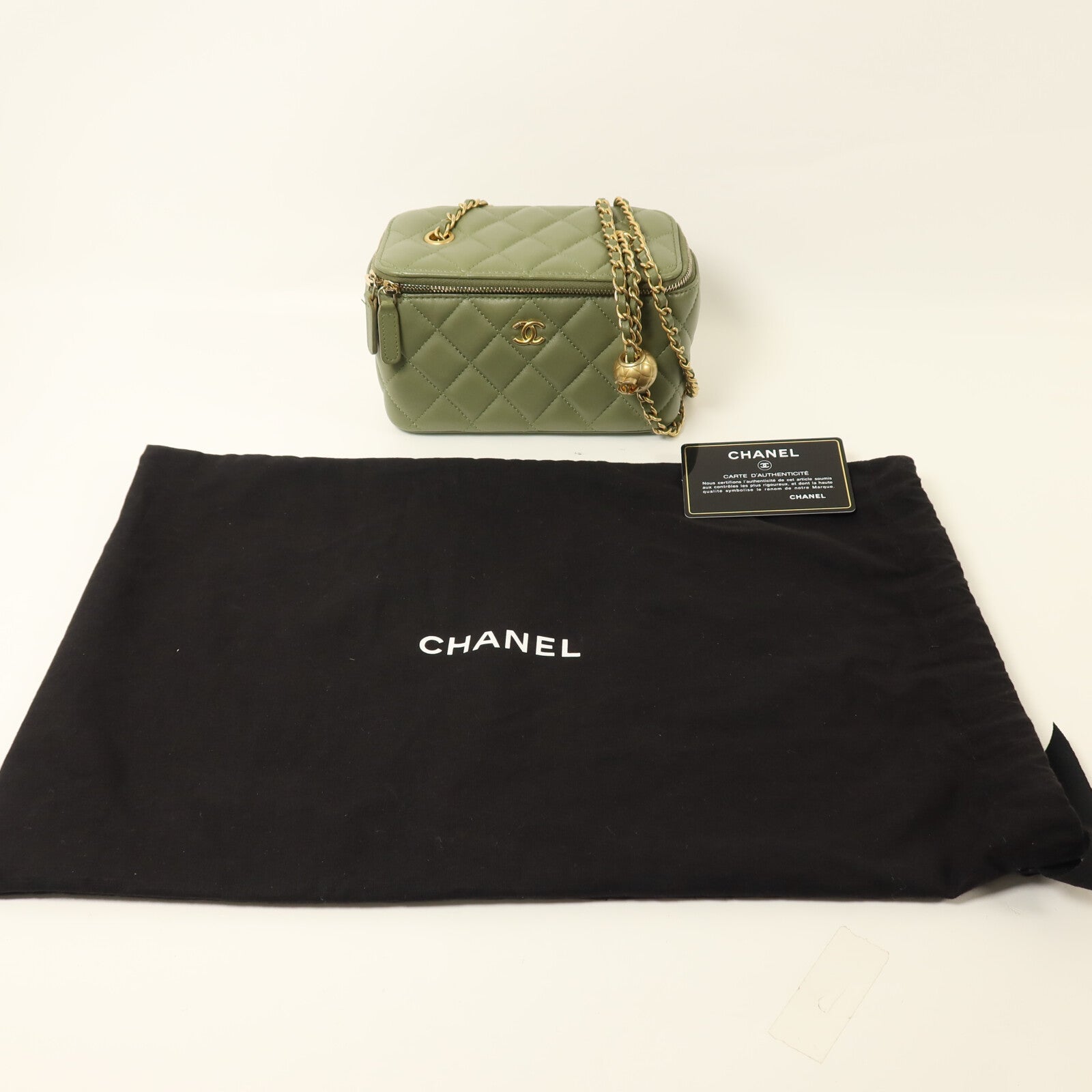 CHANEL 羊皮皮革Vanity Case With Gold Ball鏈帶肩背袋