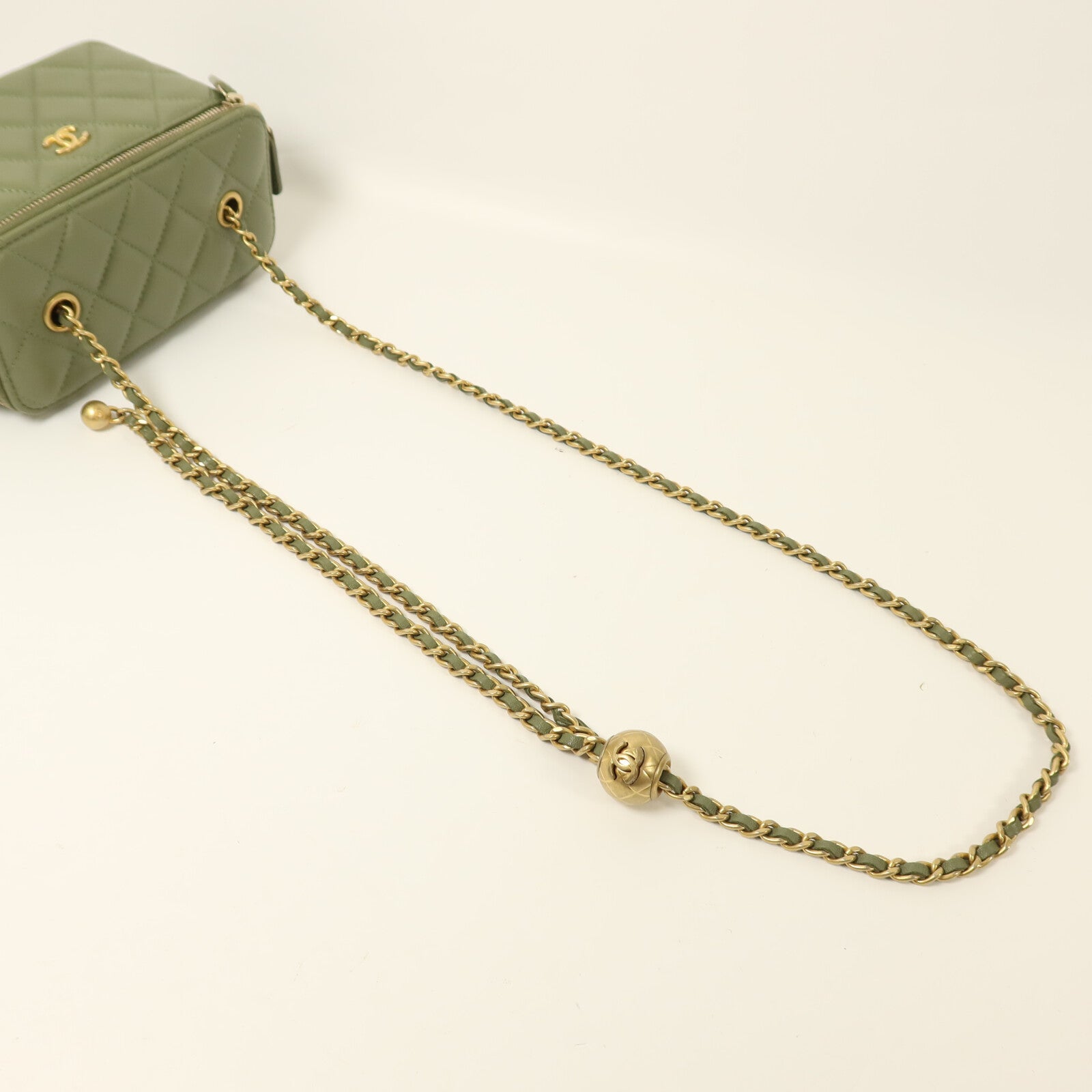 CHANEL 羊皮皮革Vanity Case With Gold Ball鏈帶肩背袋