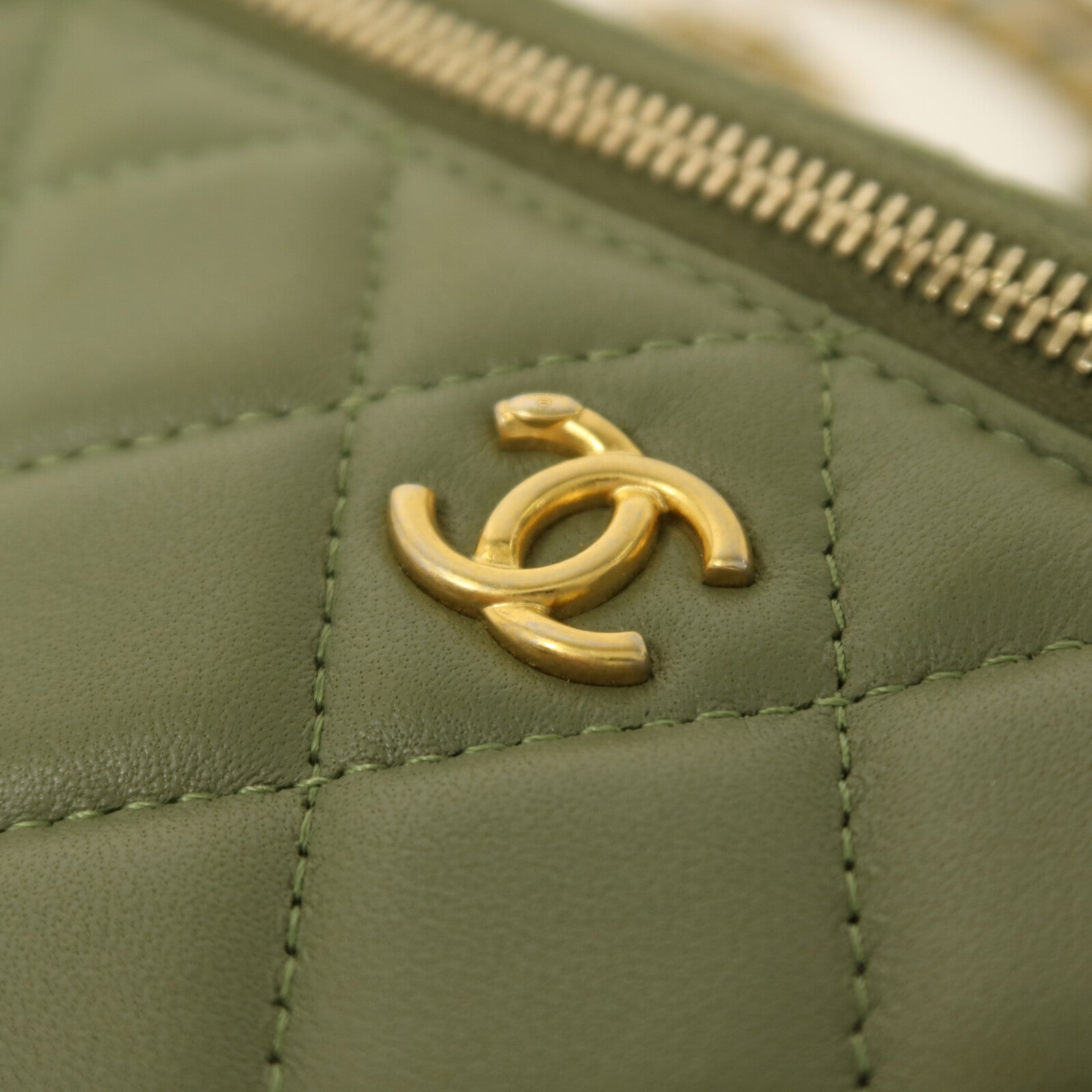 CHANEL 羊皮皮革Vanity Case With Gold Ball鏈帶肩背袋