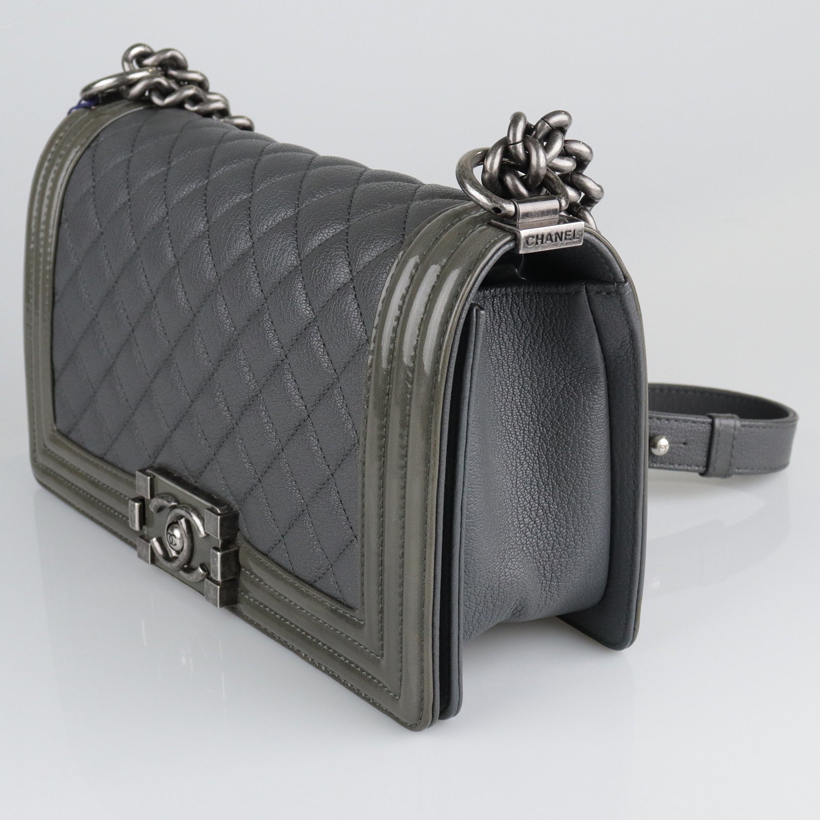 CHANEL 牛皮皮革Boy Chanel银扣肩背袋灰色