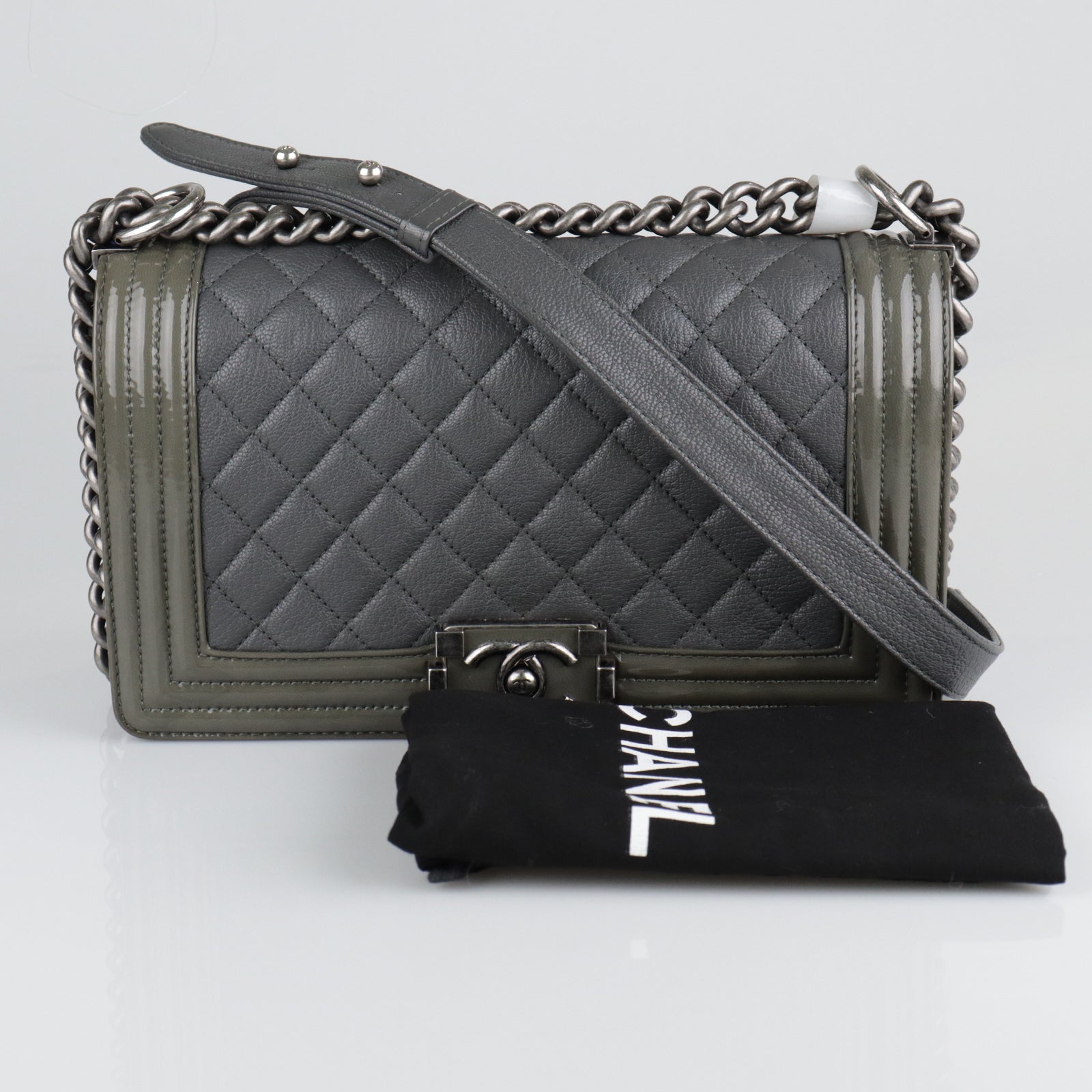 CHANEL 牛皮皮革Boy Chanel银扣肩背袋灰色