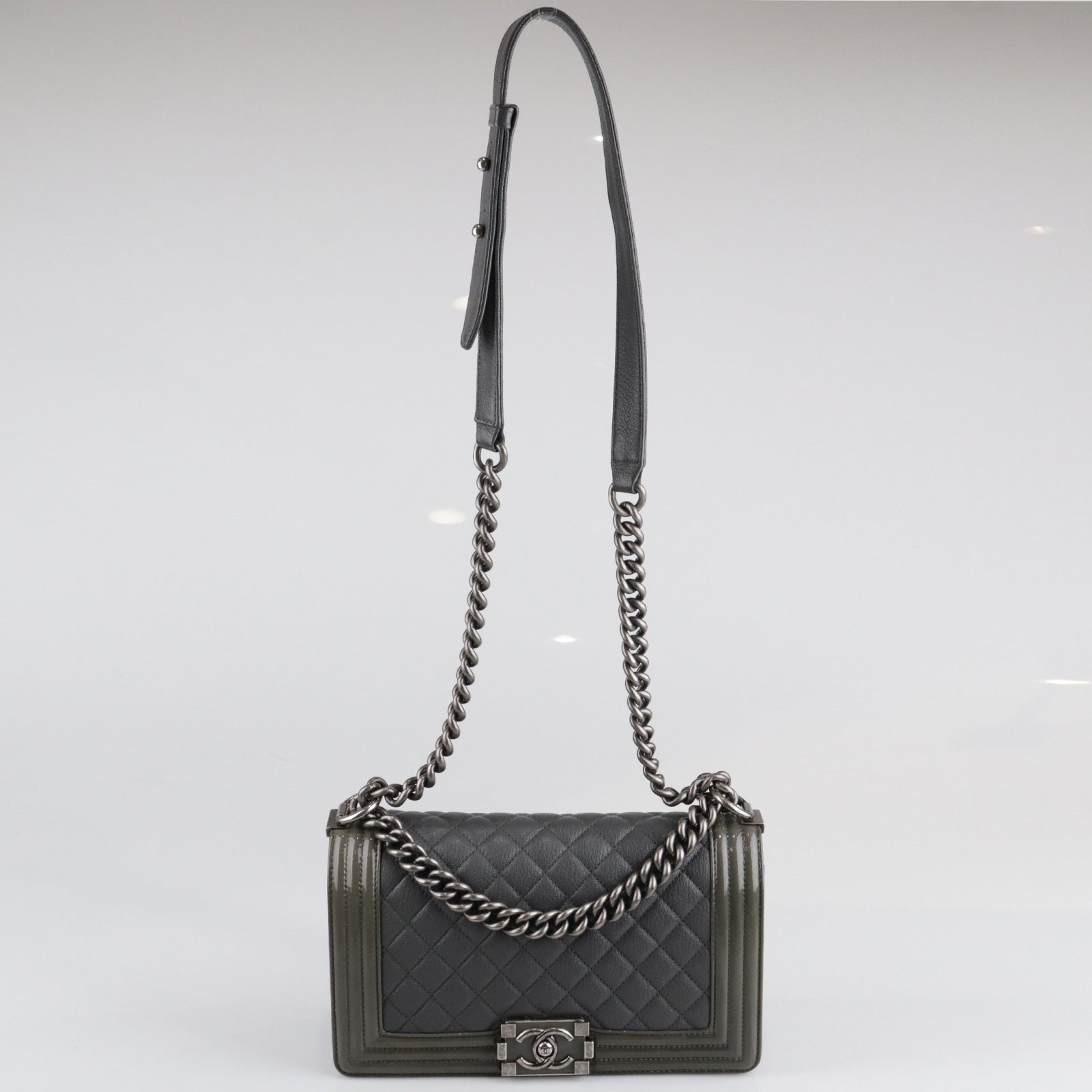 CHANEL 牛皮皮革Boy Chanel银扣肩背袋灰色