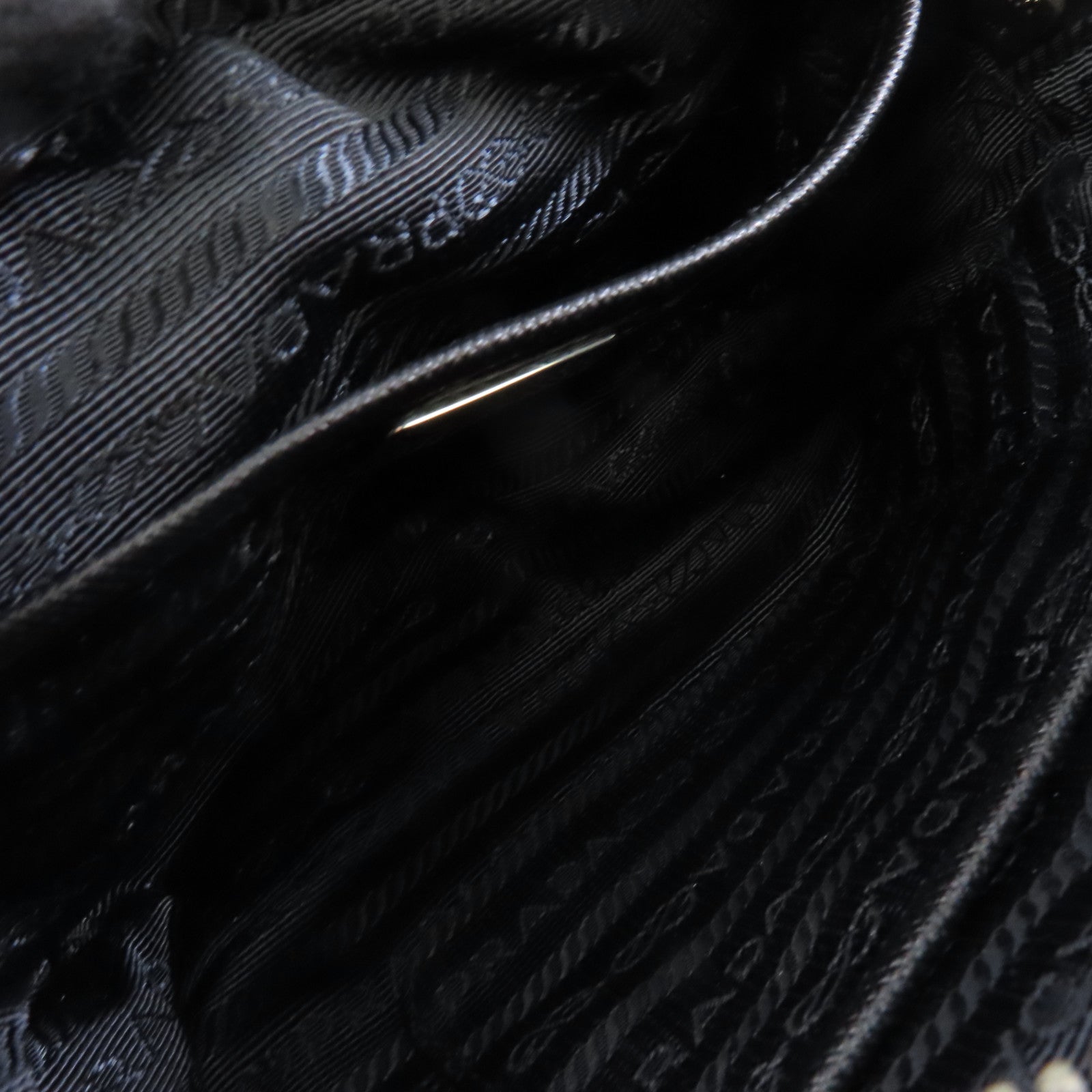 PRADA 尼龍Chain Shoulder銀扣鏈帶肩背袋黑色