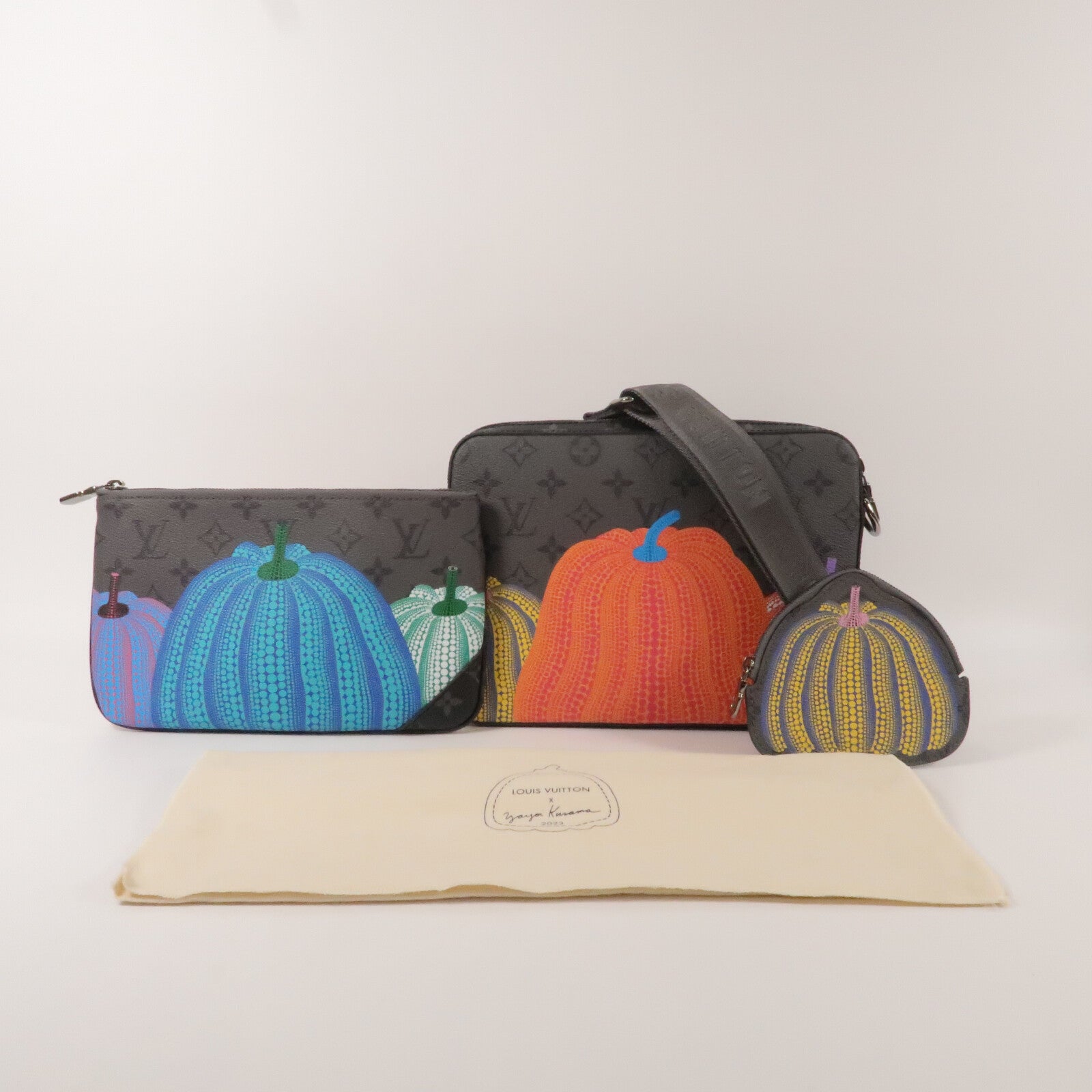 LOUIS VUITTON Monogram Eclipse YK x Trio Messenger銀扣肩背袋