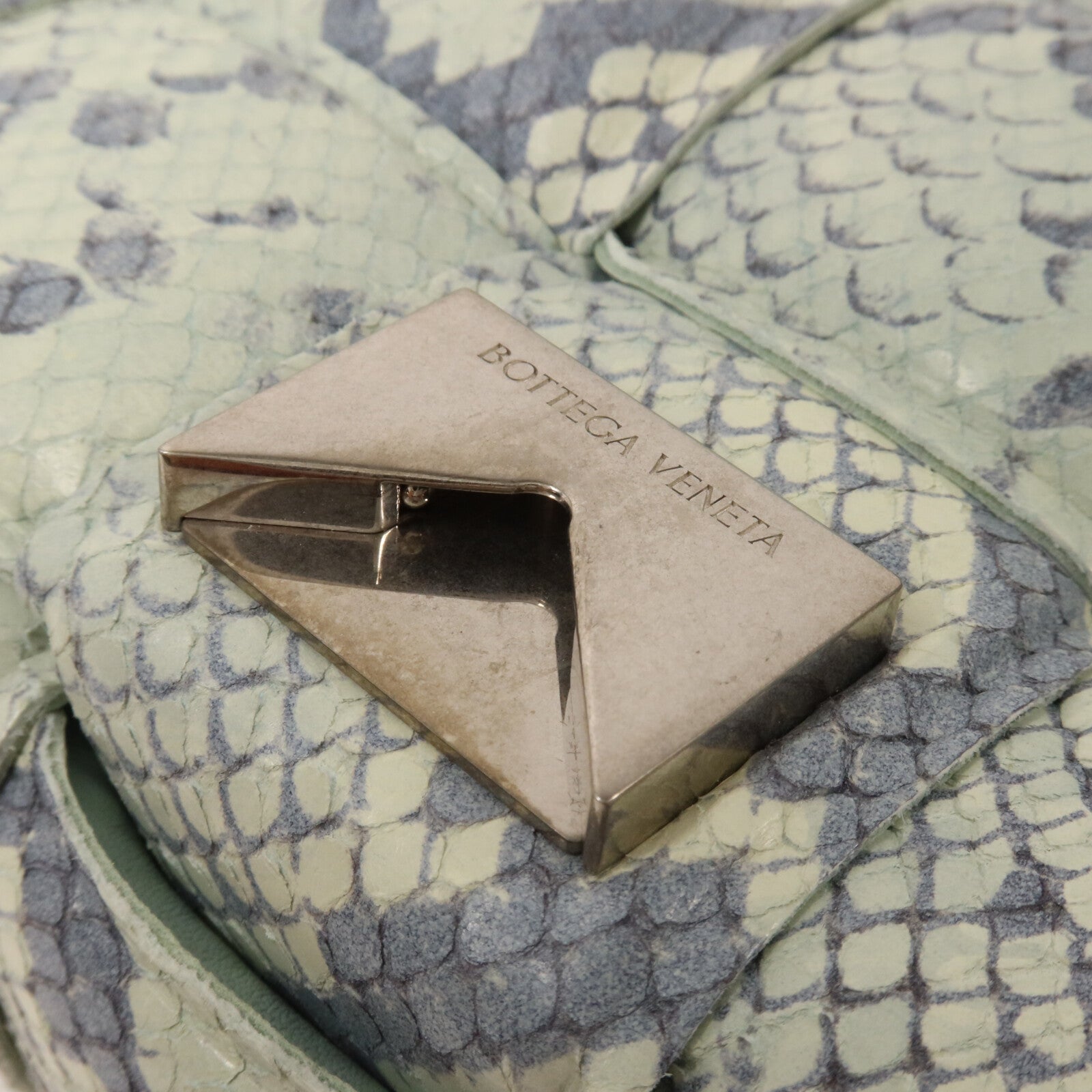 BOTTEGA VENETA 羊皮皮革Padded Cassette肩背袋