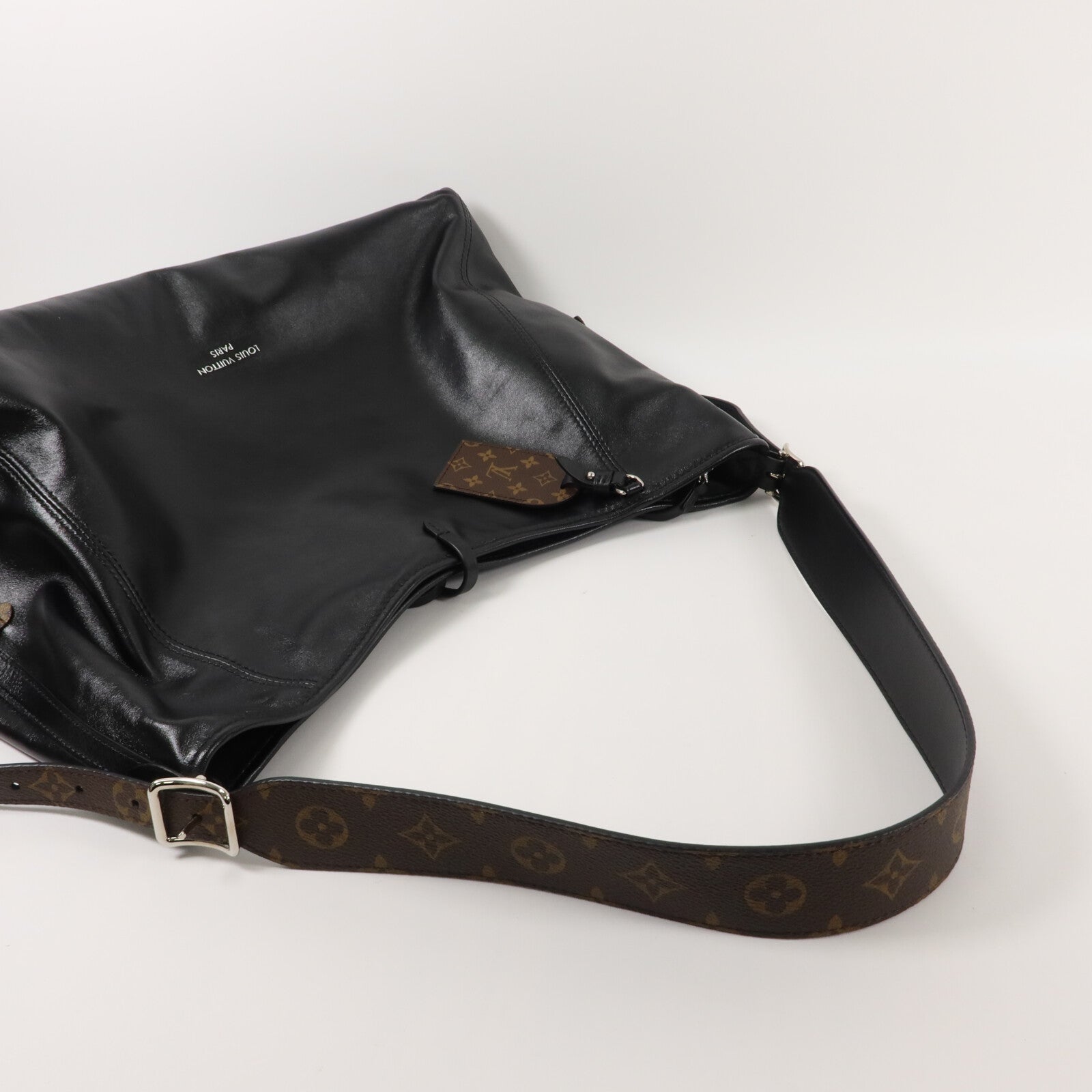 LOUIS VUITTON 羊皮皮革CarryAll Vibe MM肩背袋